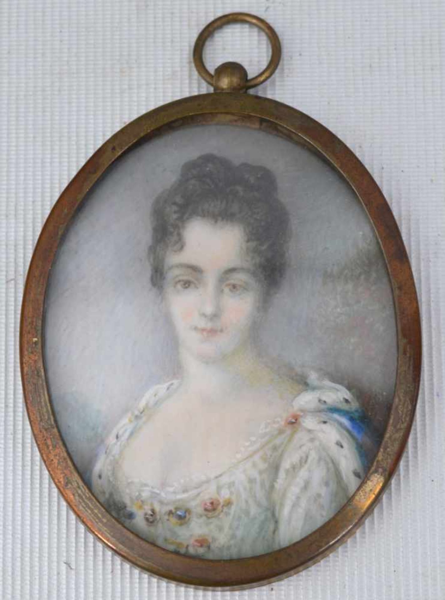 Portrait einer jungen Frau Öl/Bein, rückseitig beschriftet, im ovalen Metallrahmen, 5 X 7 cm, 19.