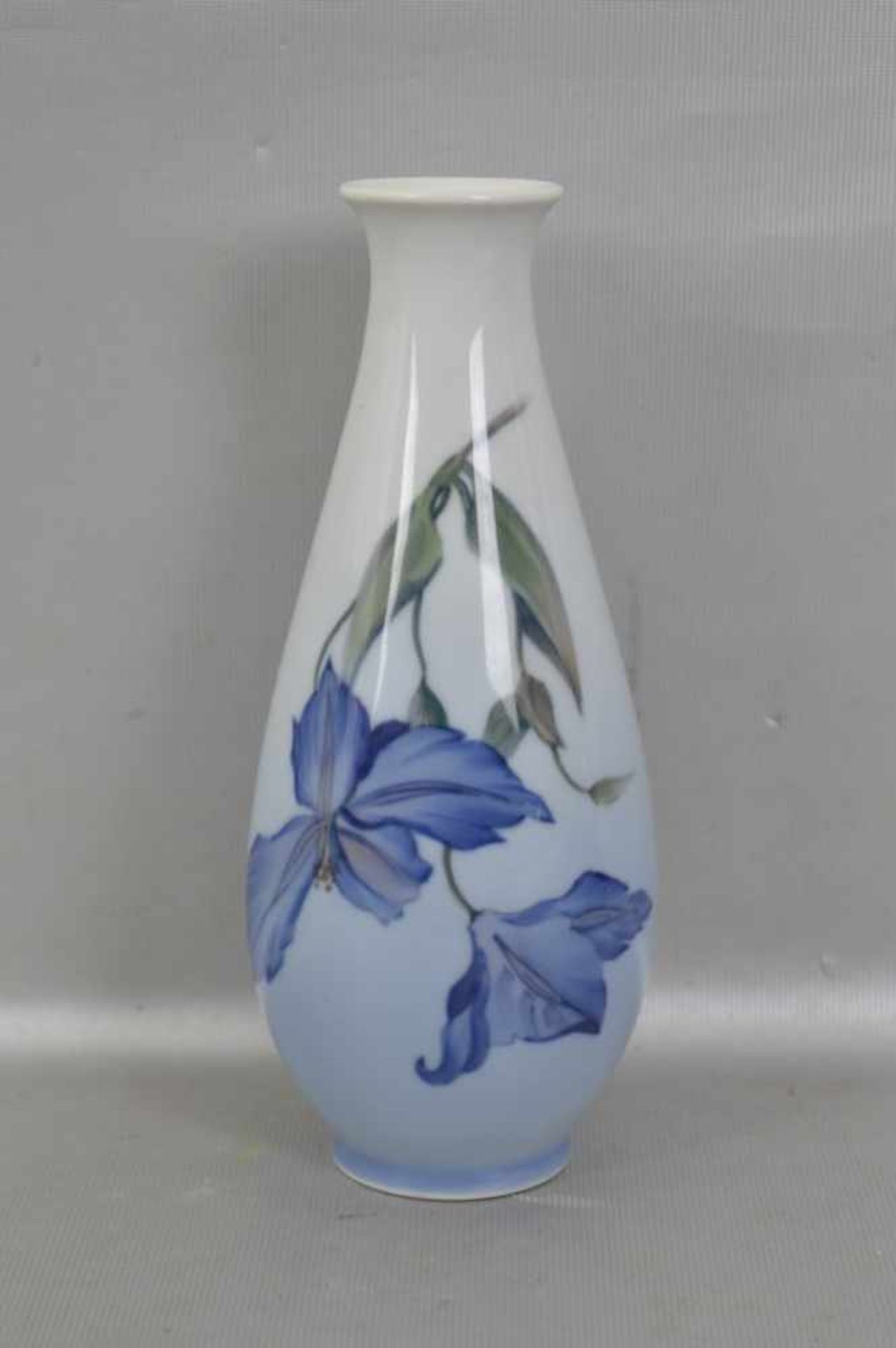Vase leicht gebaucht, Wandung mit blauer Blumenbemalung, H 19 cm, FM Kopenhagen