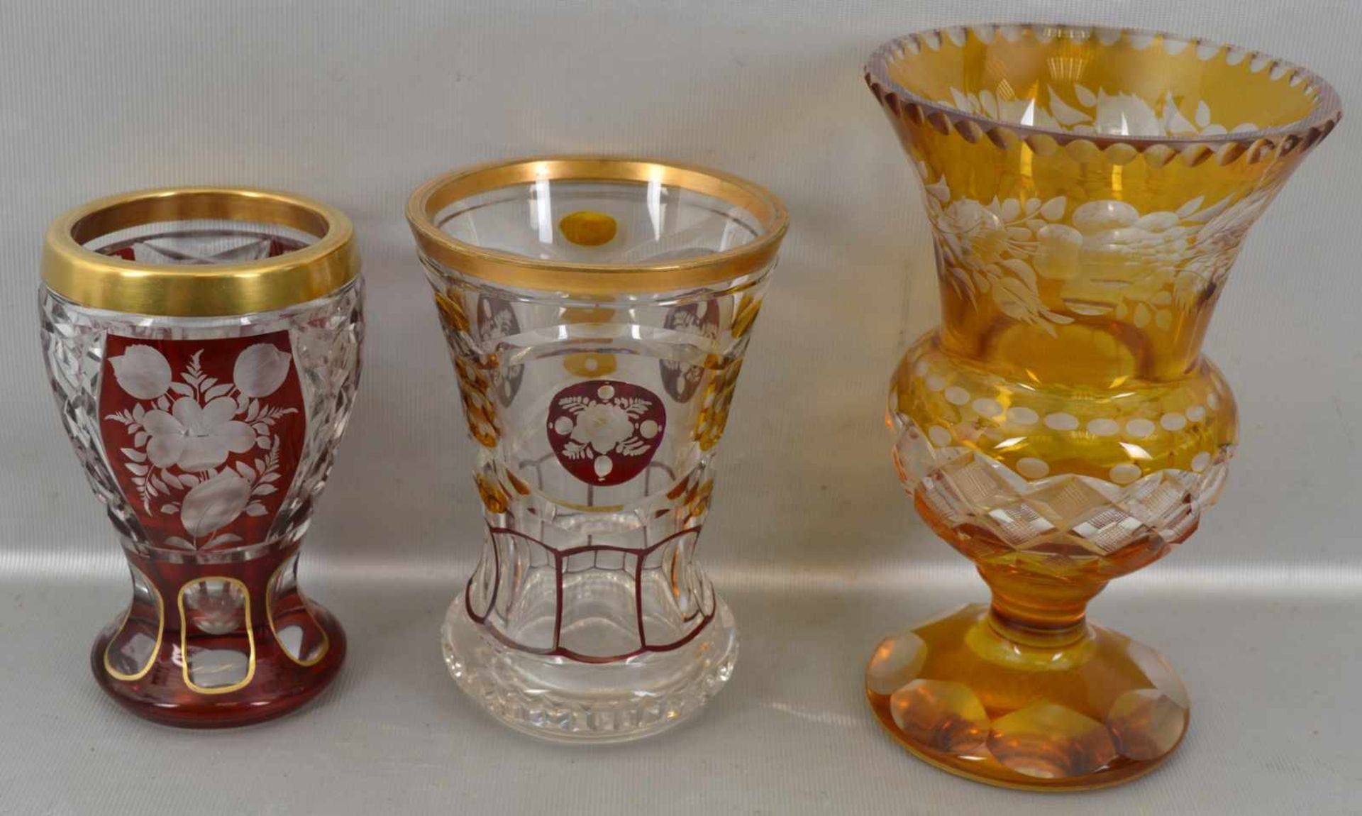 Konvolut zwei Becher und eine Vase farbl. Glas, mit rotem bzw. gelben Überfang, verschiedene