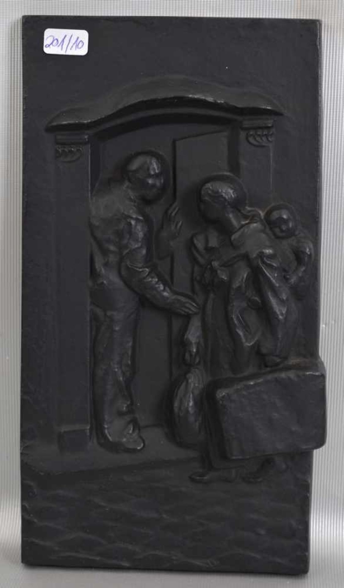 Reliefbild Gusseisen, heimkehrende Familie, rückseitig sign. Thomae und dat. 1978, 12 X 23 cm