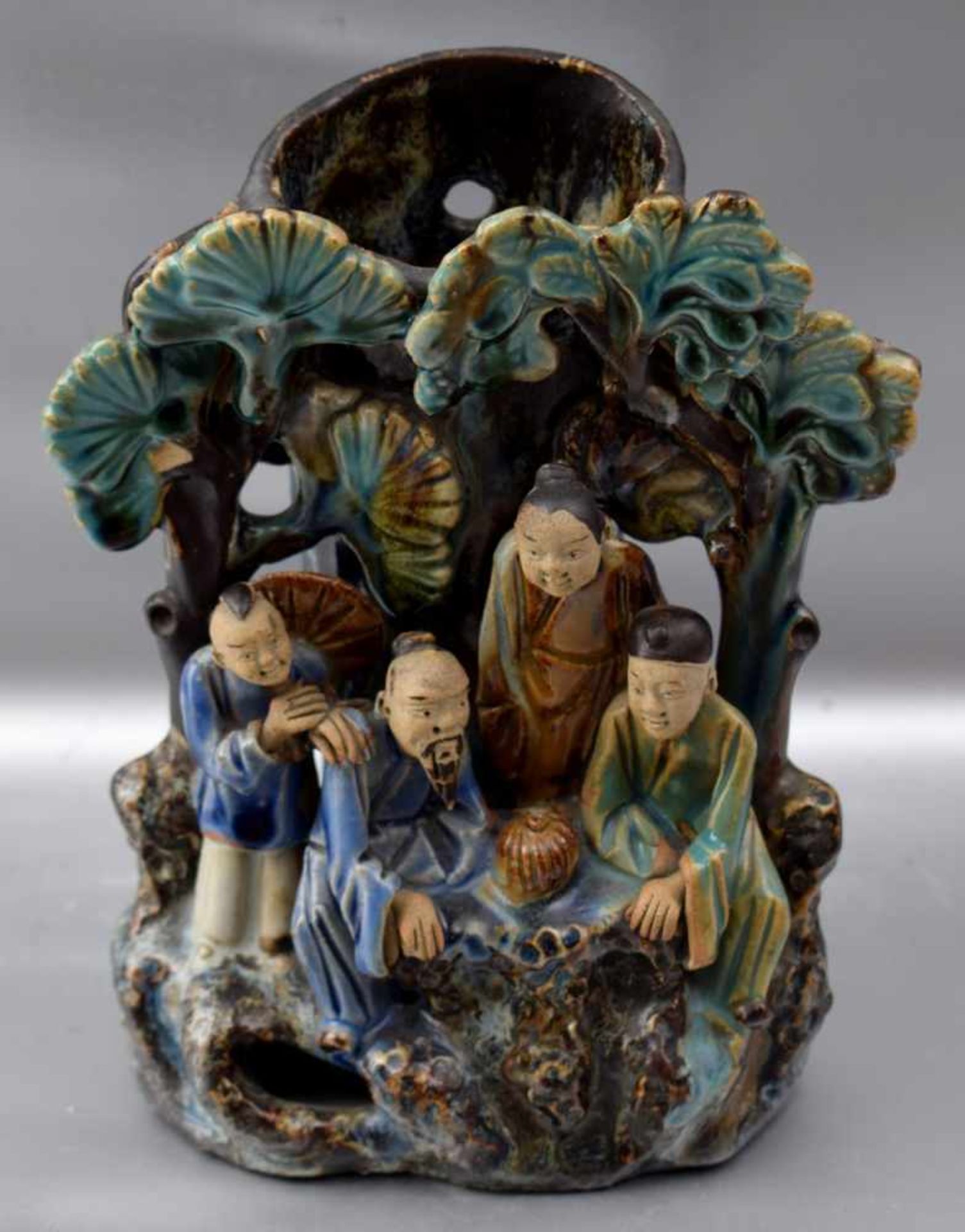 Ziervase Keramik, mit vier Asiaten plastisch verziert, bunt bemalt, H 19 cm, besch.