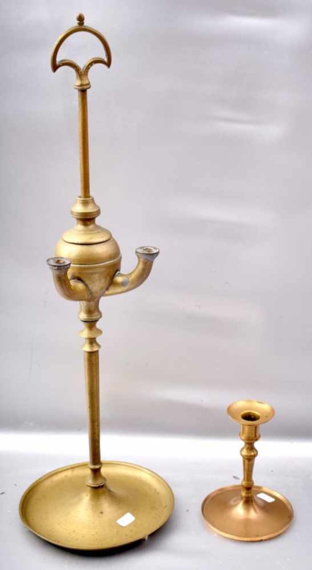 Öllampe und Biedermeier-Kerzenleuchter Messing, H 49 cm bzw. 13 cm, 19. Jh.