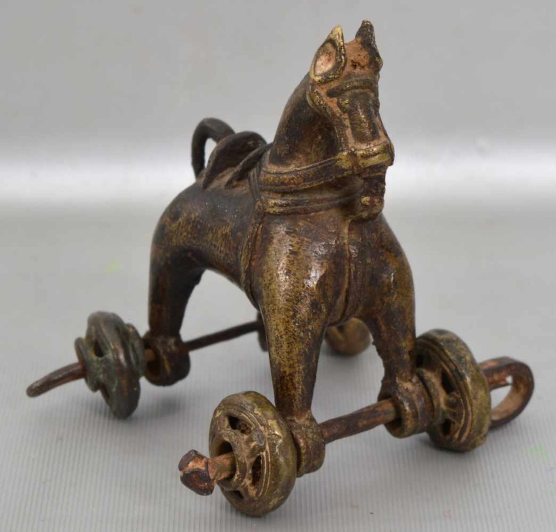 Orientalisches Kinderspielzeug Bronze, Pferd auf Rollen, H 12 cm, L 10 cm, 19. Jh.