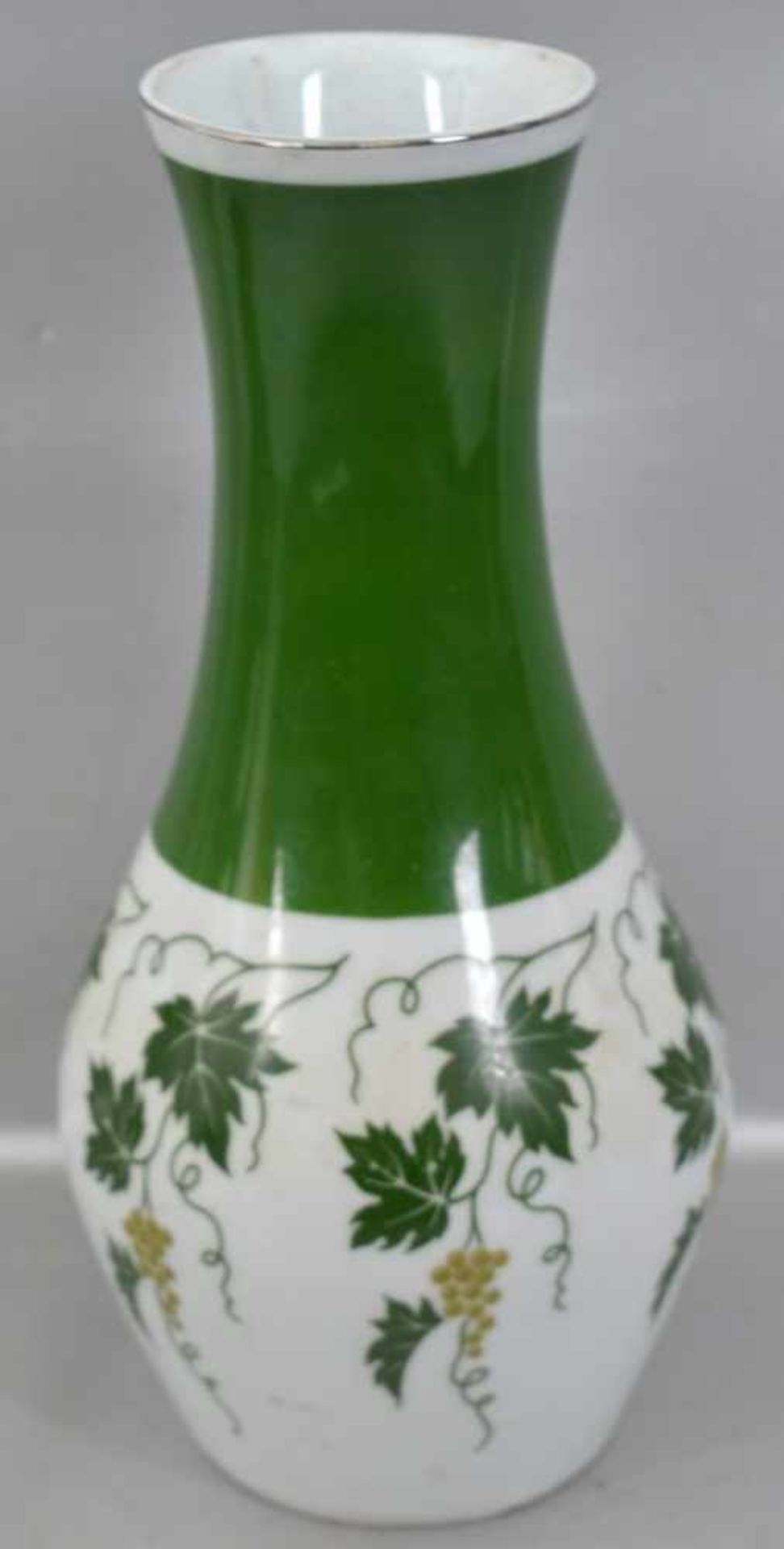 Vase Porzellan, weiß, leicht gebaucht, mit grünen Ranken verziert, H 26 cm