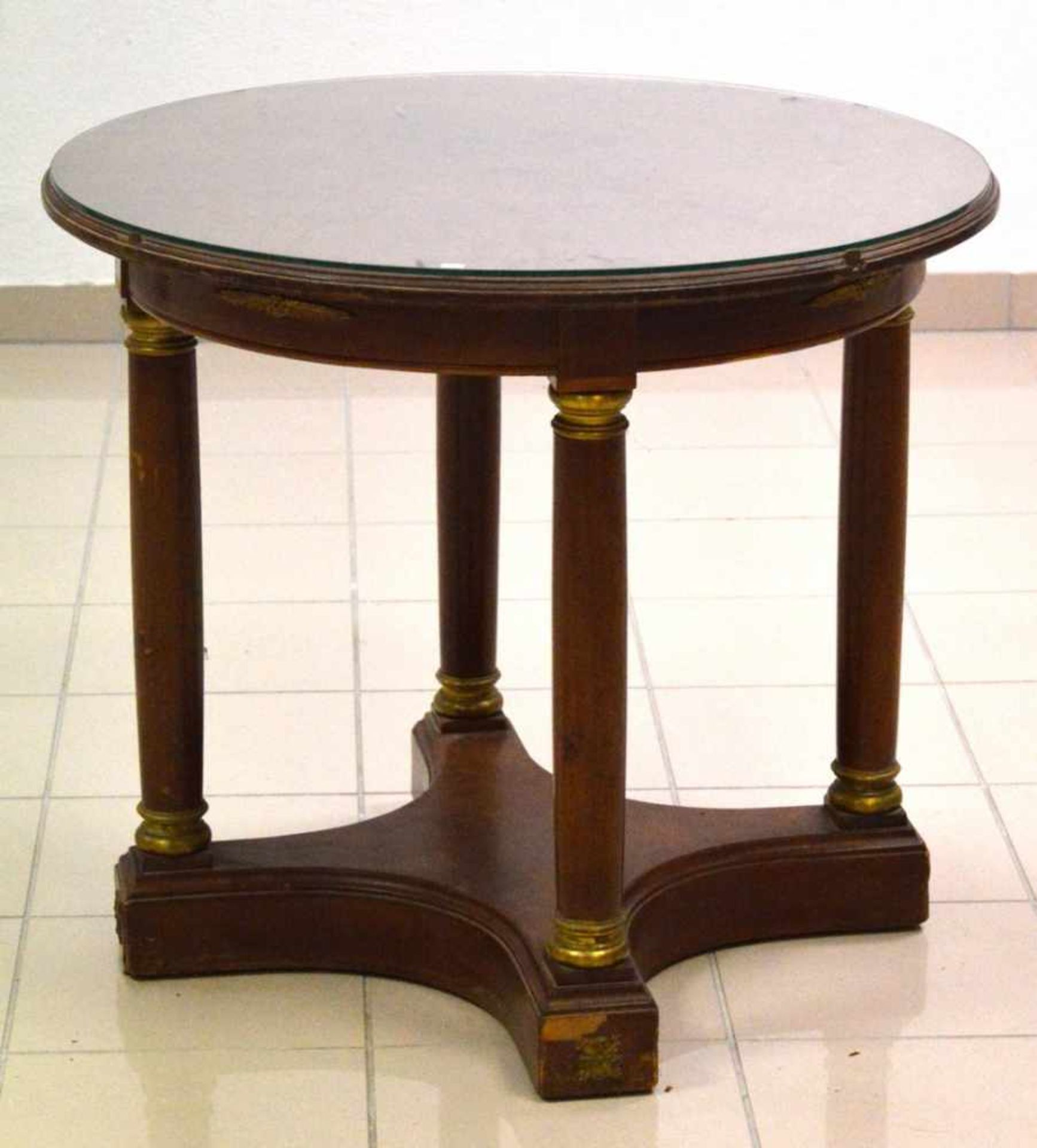 Tisch Mahagoni, Fuß von vier Seiten eingezogen, vier Rundsäulen, runde Abdeckplatte, mit