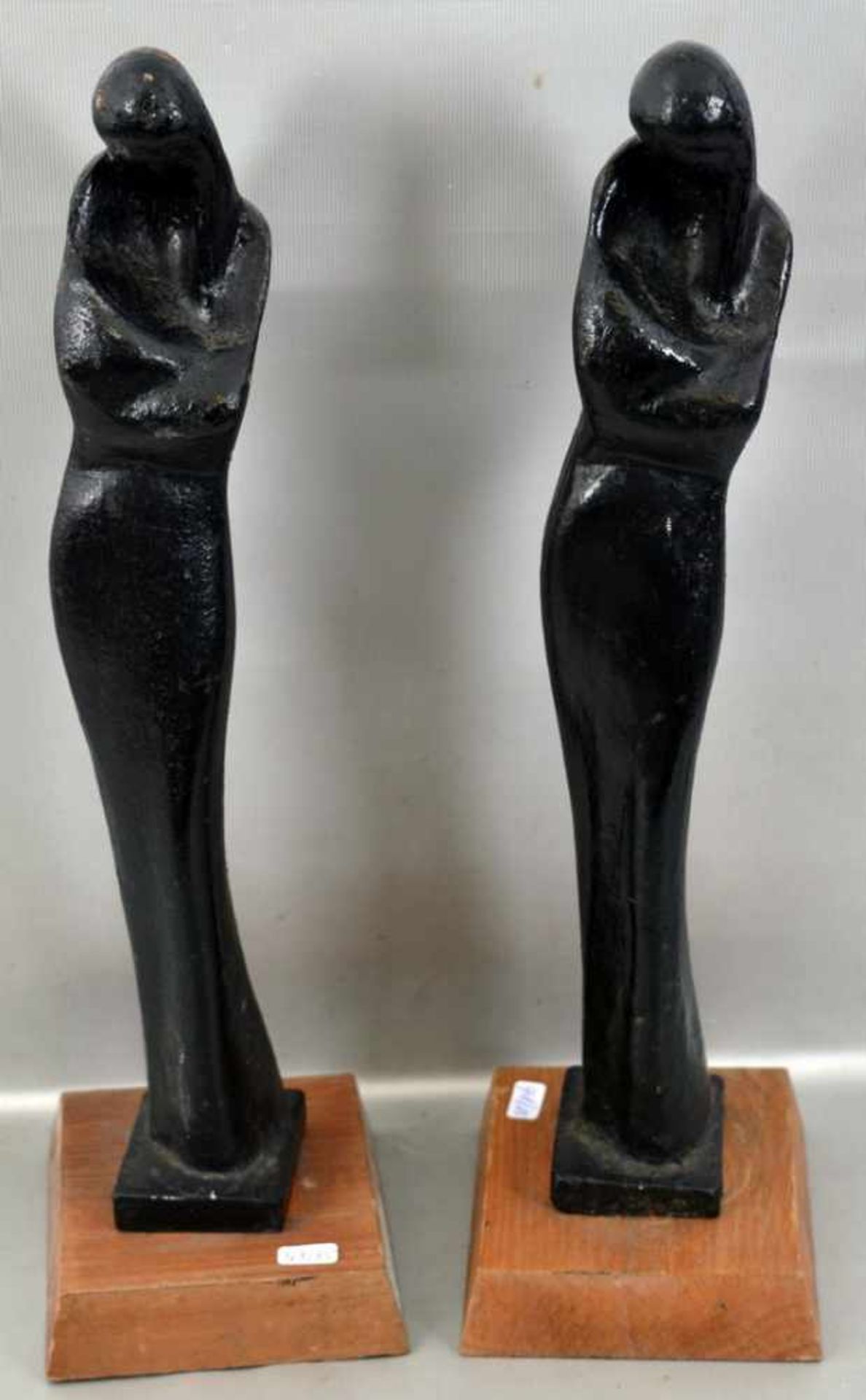 Paar figürliche Darstellungen Mutter mit Kind, Gusseisen, schwarz gefasst, auf Holzsockel stehend, H