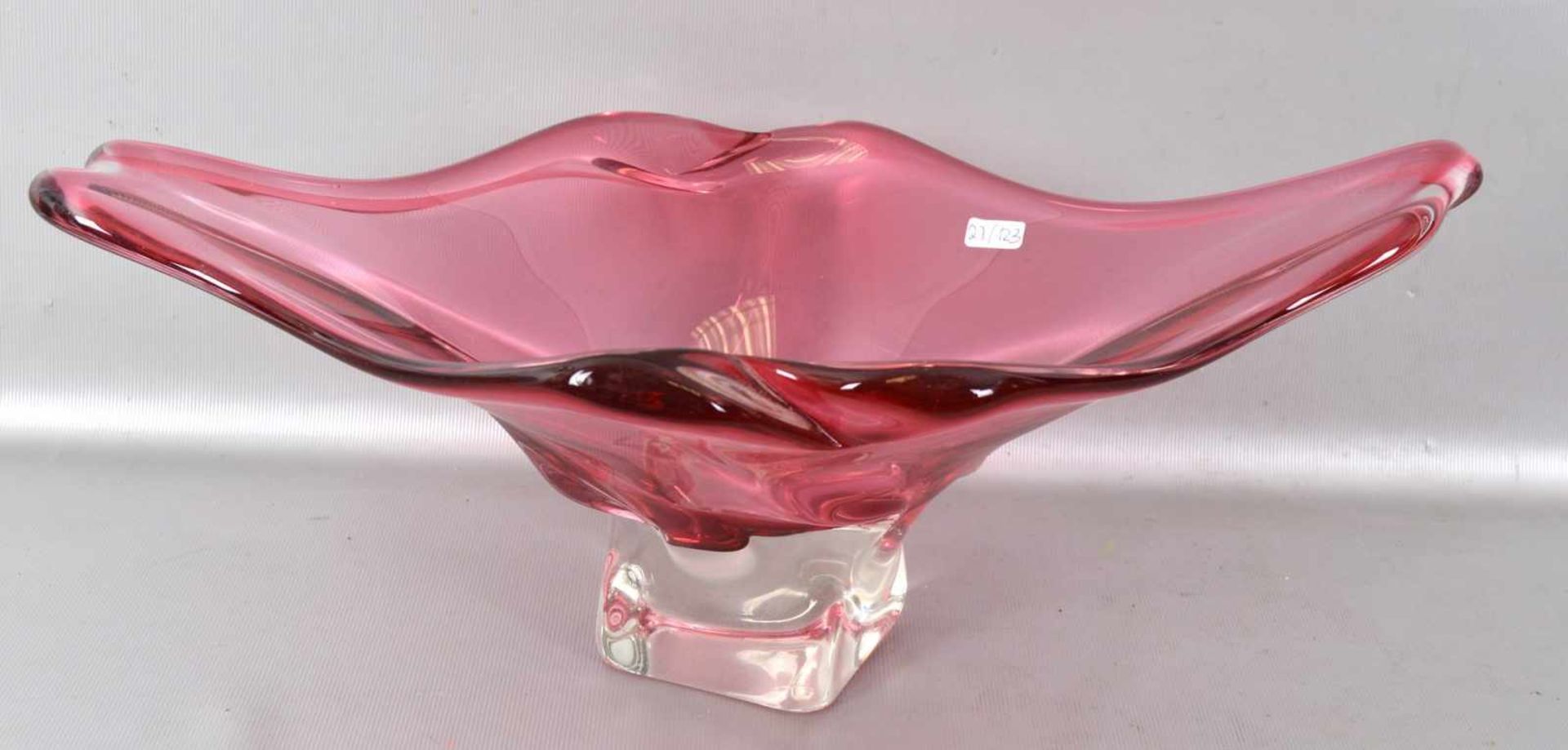 Aufsatzschale farbl. Glas, oval, rosafarben, unregelmäßig gezogener Rand, H 13 cm, L 40 cm, FM
