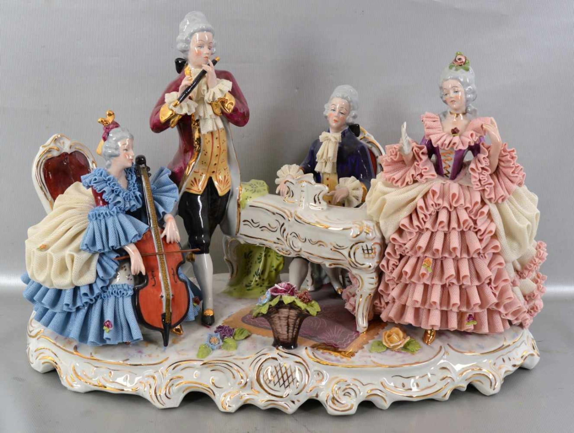 Das Hauskonzert auf Rocaillensockel stehend, musizierende Paare, Damen im Tüllkleid, mit Blumen,
