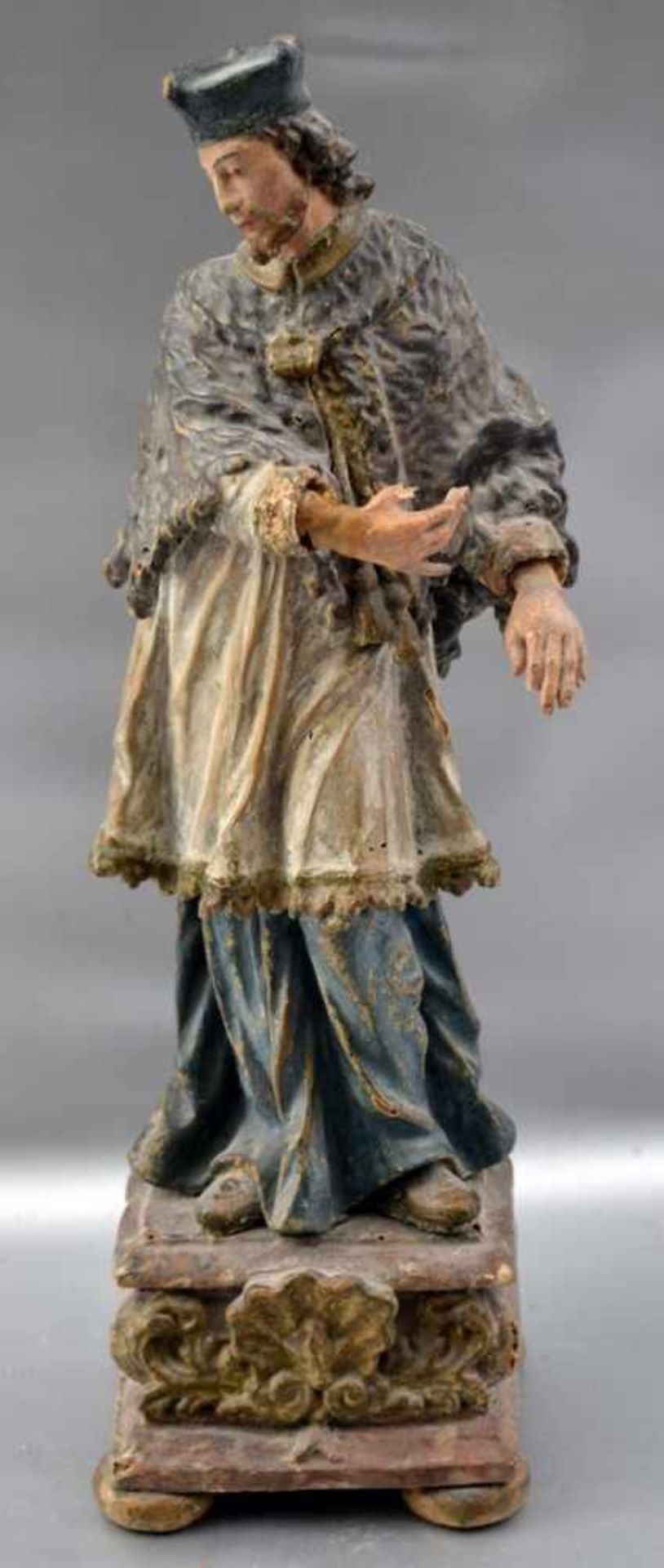 Heiliger Nepomuk mit Barock-Ornamenten verzierter Sockel, Reste alter Fassung, an der Hand besch., H