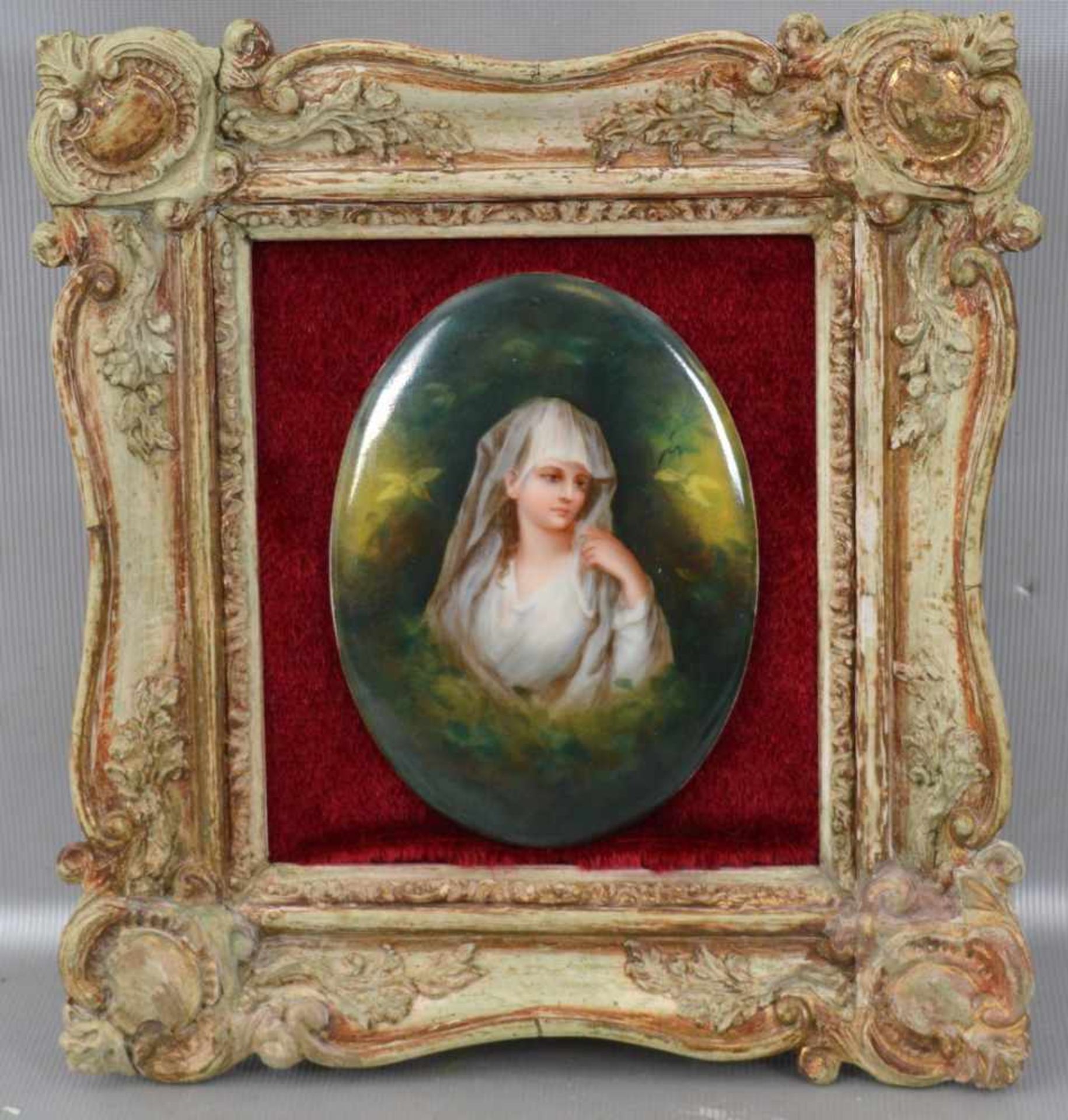 Porzellanbild Portrait einer jungen Frau, mit weißem Schleier, oval, im verzierten Rahmen, 7,5 X