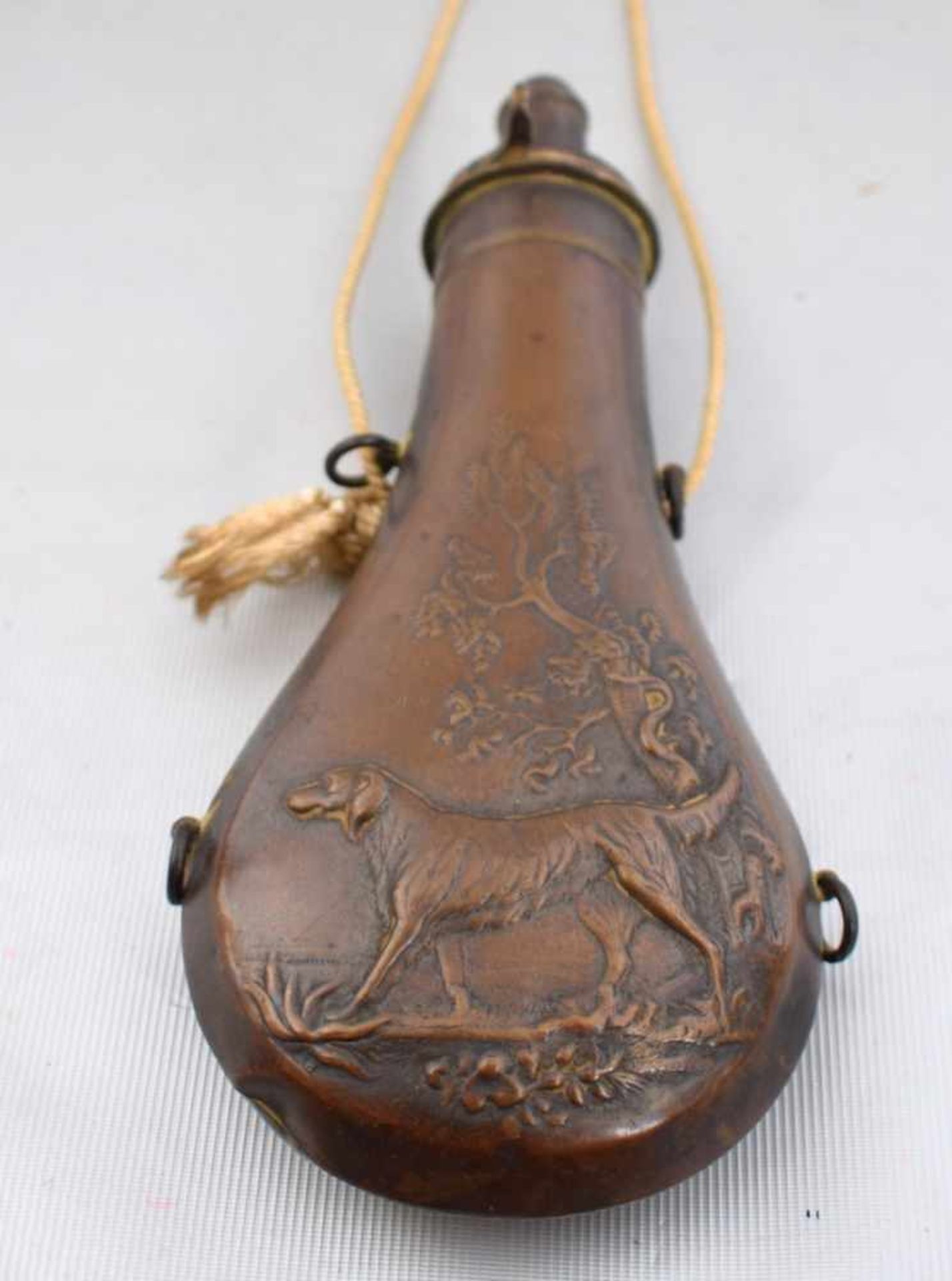 Pulverflasche Kupfer und Messing, mit Jagdhund verziert, L 20 cm, um 1900