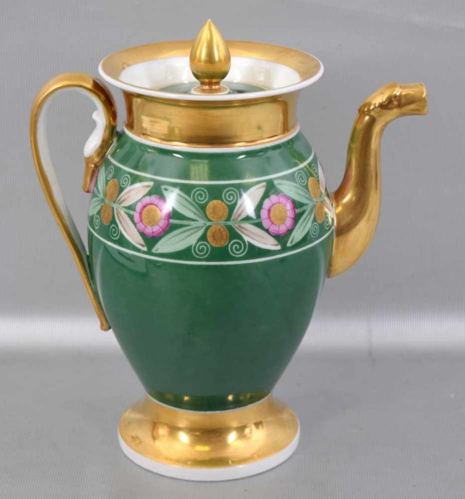 Biedermeier-Kanne Wandung grün-gold, mit goldenen Blüten verziert, besch./restauriert, H 20 cm, 1.