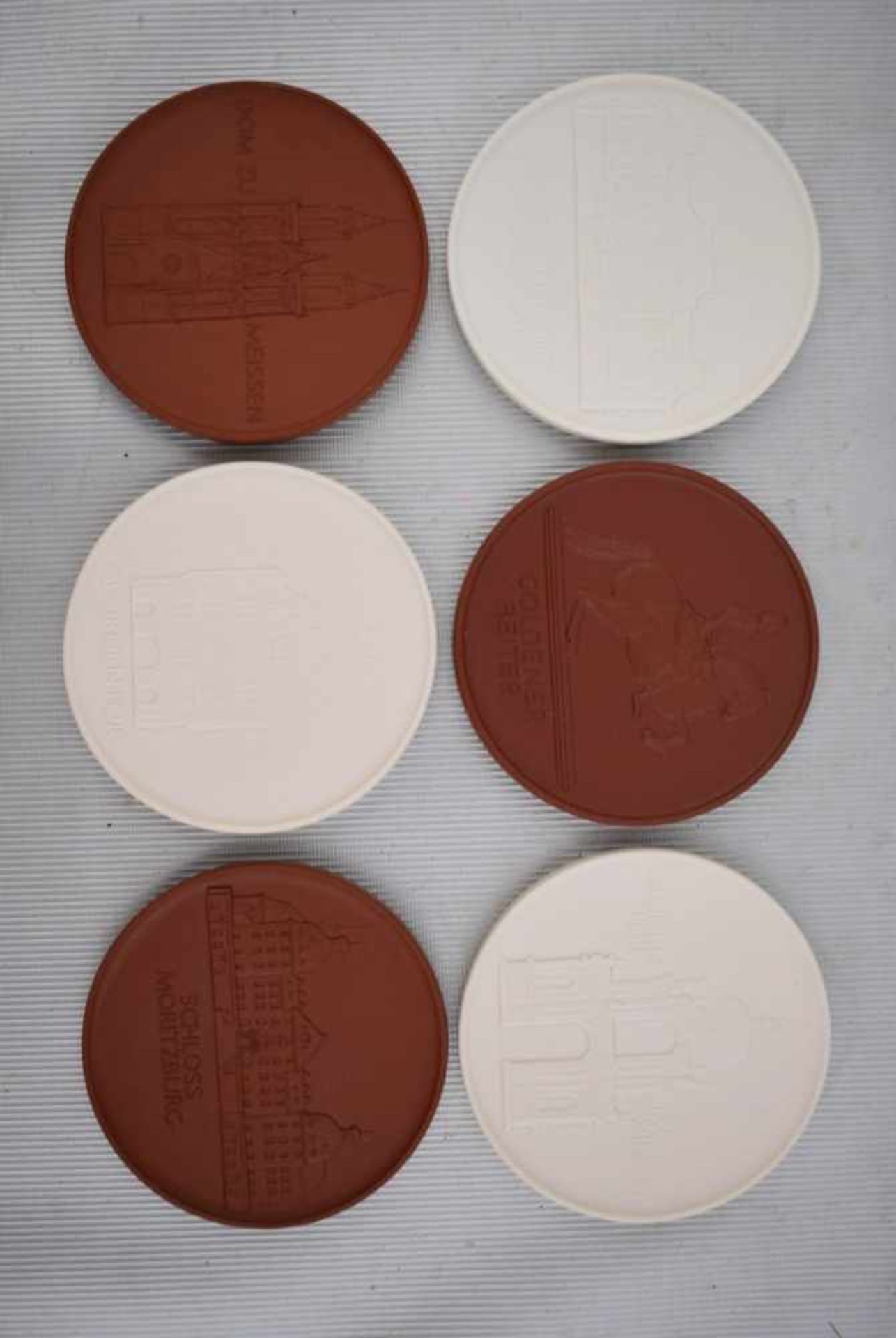 Sechs Medaillen mit bekannten Sehenswürdigkeiten, Dm 6,5 cm, FM Meissen
