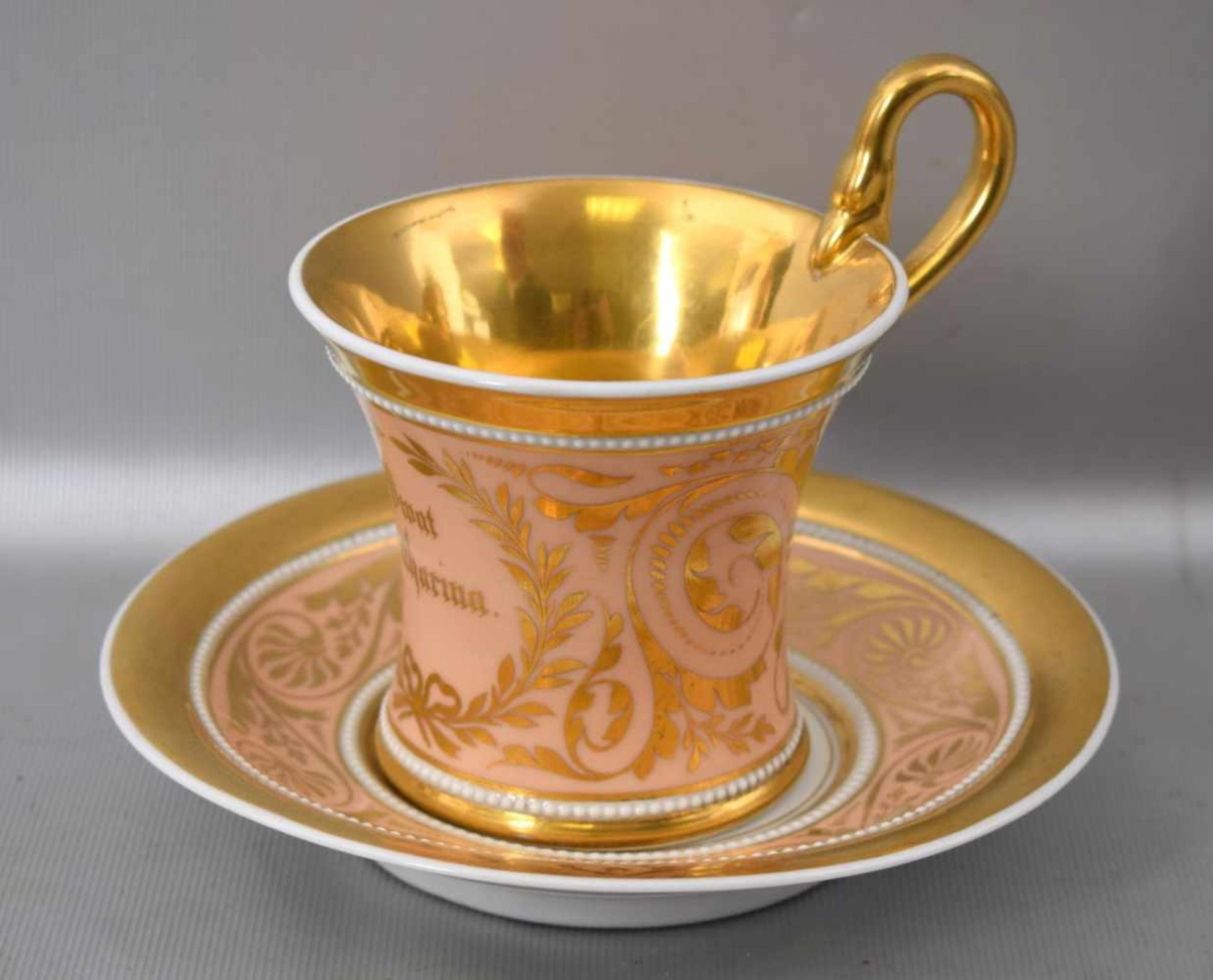 Biedermeier-Tasse mit Untertasse, breiter Goldrand, beige und gold verziert, mit Aufschrift,