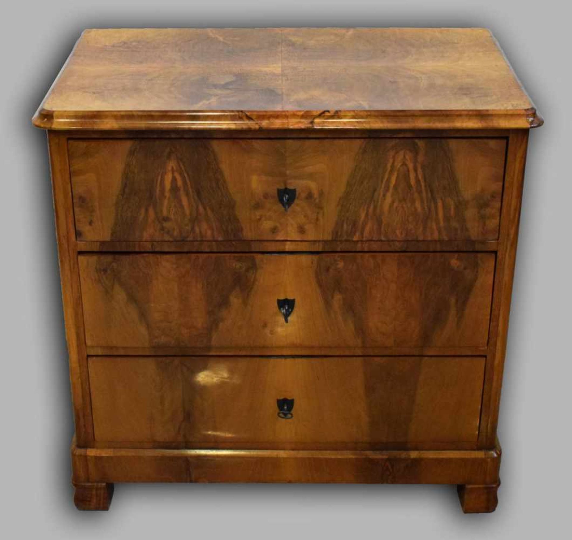 Biedermeier-Kommode Nussbaum/Nussbaumwurzel, kantige Füße, Front mit drei Schubfächern,