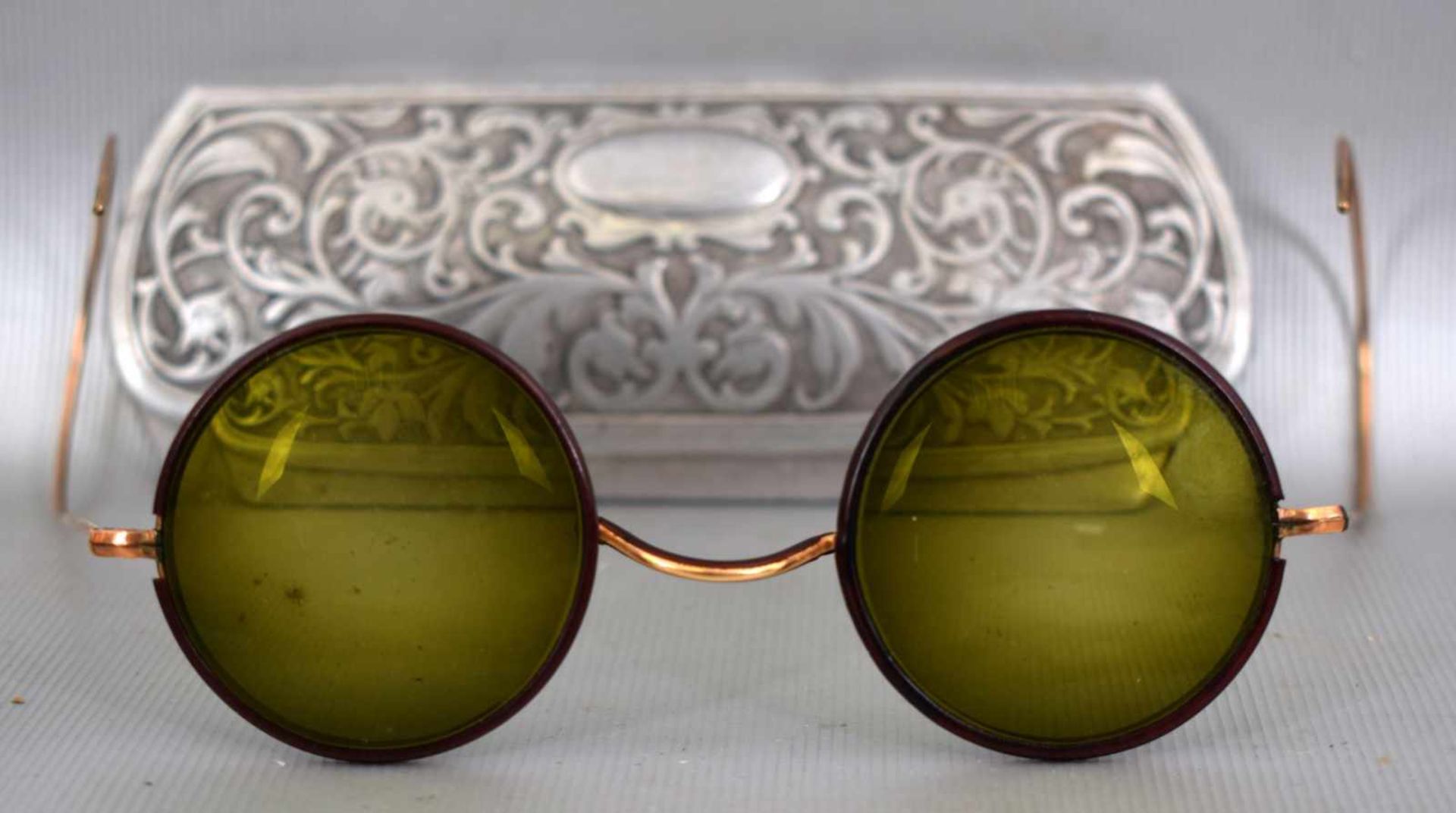 Panzerbrille Metall vergoldet, grün schimmerndes Glas, im alten Etui, um 1920