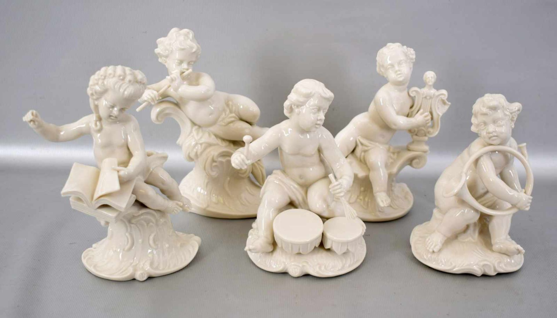 Fünf Musikanten aus dem Frankentaler Puppenorchester, auf Rocaillensockel sitzend, weiß glasiert,