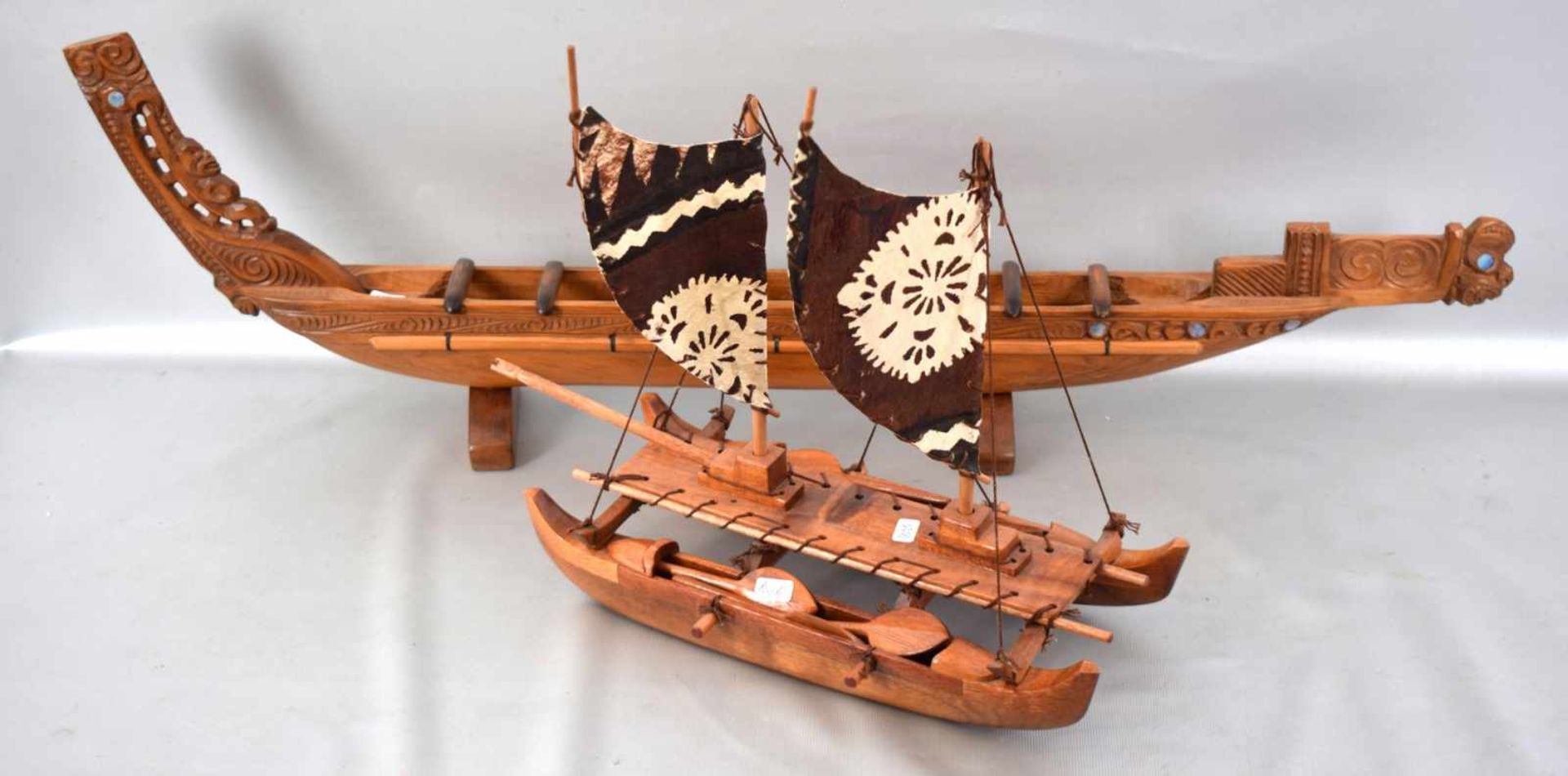 Zwei Boote Hartholz, geschnitzt, verschiedene Ausführungen und Größen