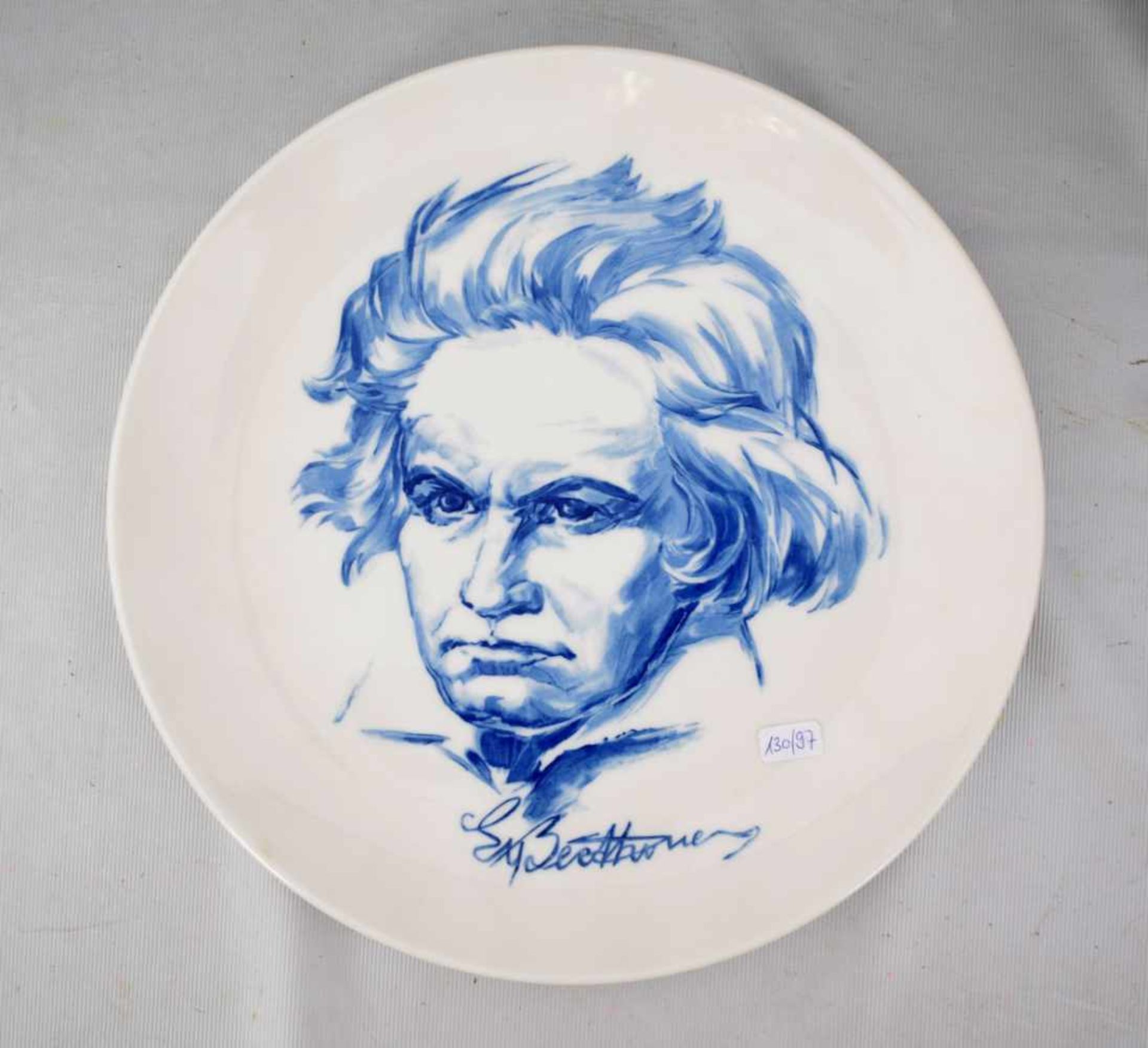 Teller rund, Spiegel mit Portrait von Ludwig van Beethoven, blau verziert, Dm 26 cm, blaue