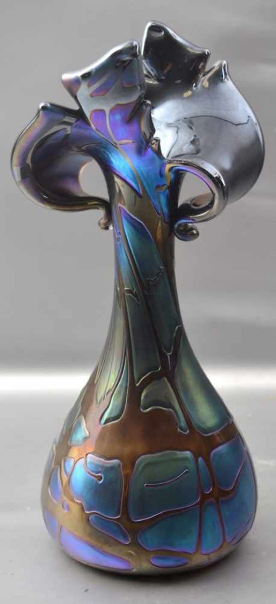 Vase farbl. Glas, changierend, unregelmäßig gezogener Rand, H 30 cm (Besitz Schloss Dillich)