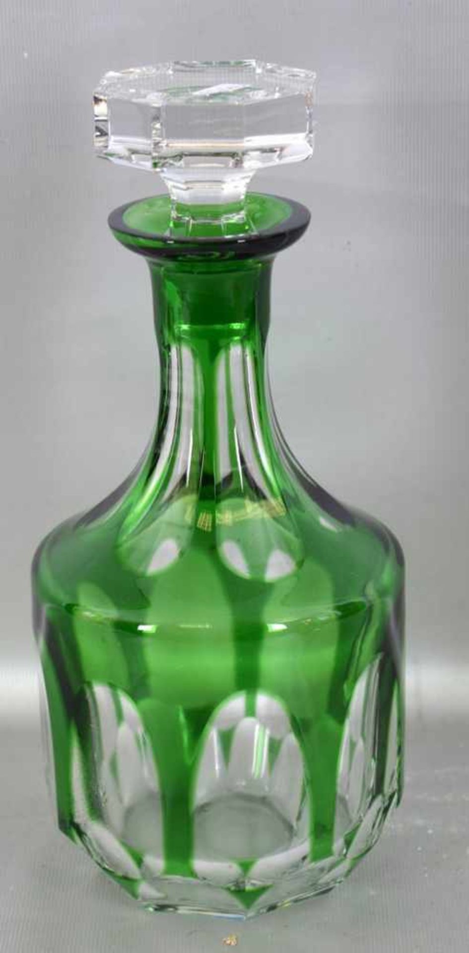 Karaffe farbl. Kristallglas, geschliffen verziert, mit grünem Überfang, H 24 cm