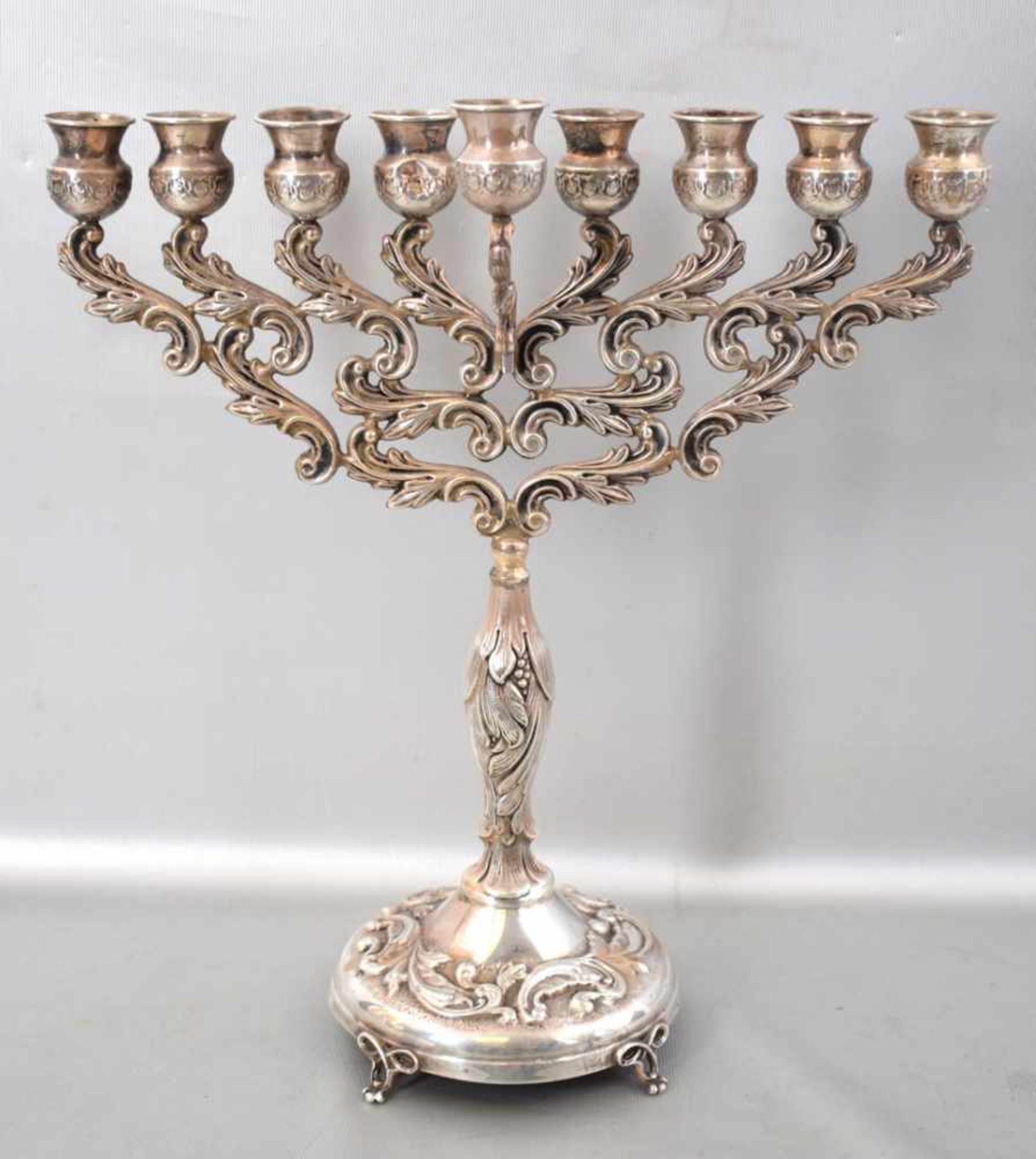 Jüdischer Tischkerzenleuchter 9-lichtig, Chanukka-Leuchter, runder Fuß mit vier verzierten