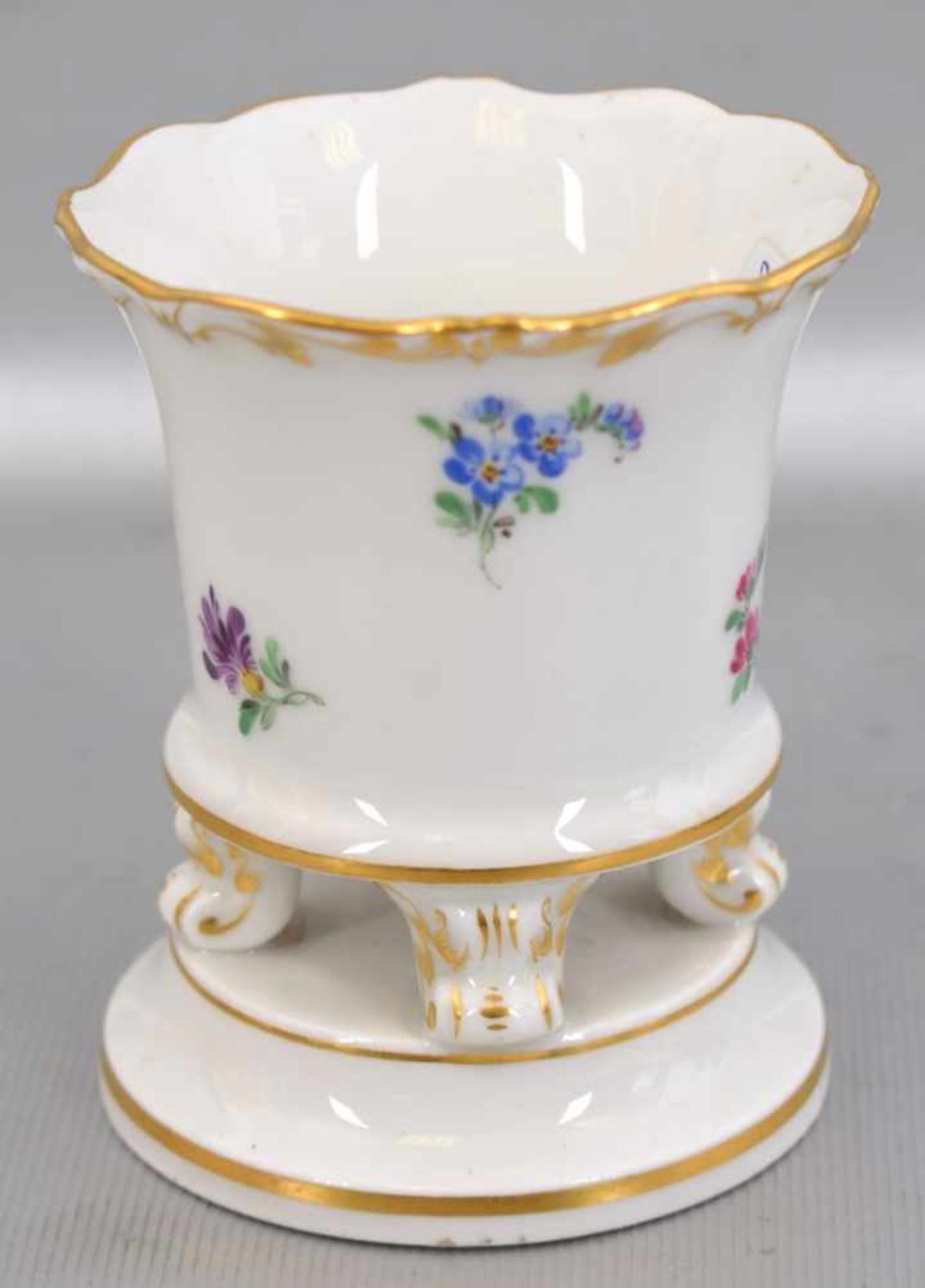 Vase runder Sockel, Vase auf drei Füßen stehend, Goldrand, mit bunter Feldblumenbemalung, H 9 cm, Dm