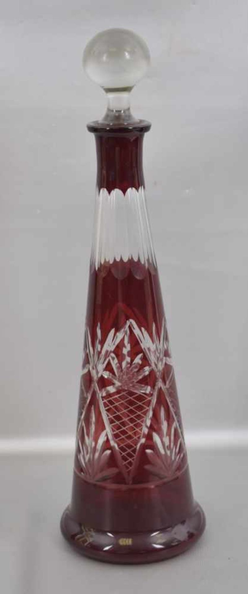 Karaffe farbl. Kristallglas, geschliffen verziert, mit rotem Überfang, H 40 cm