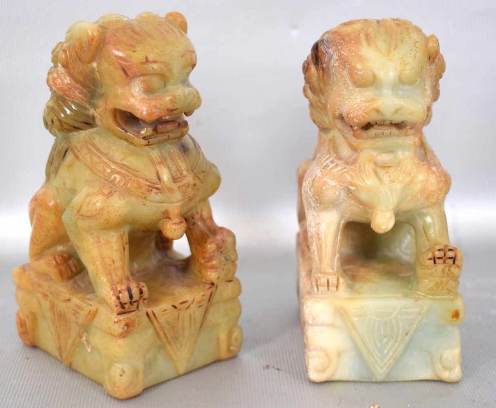 Zwei Foo-Hunde Marmor/Jade, auf kantigem verziertem Sockel sitzend, H 12 cm