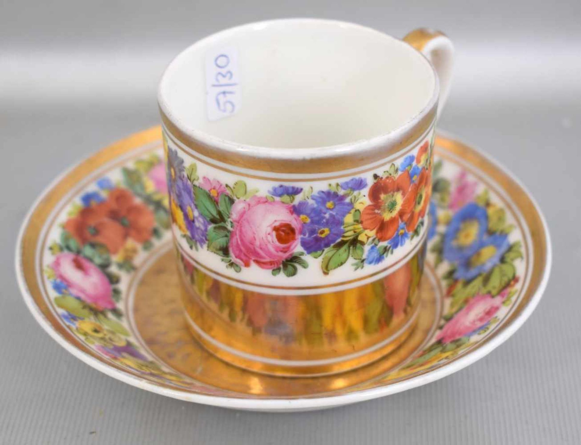 Biedermeier-Tasse mit Untertasse, gold verziert, Wandung mit bunter Blumenbemalung, Mitte 19. Jh.