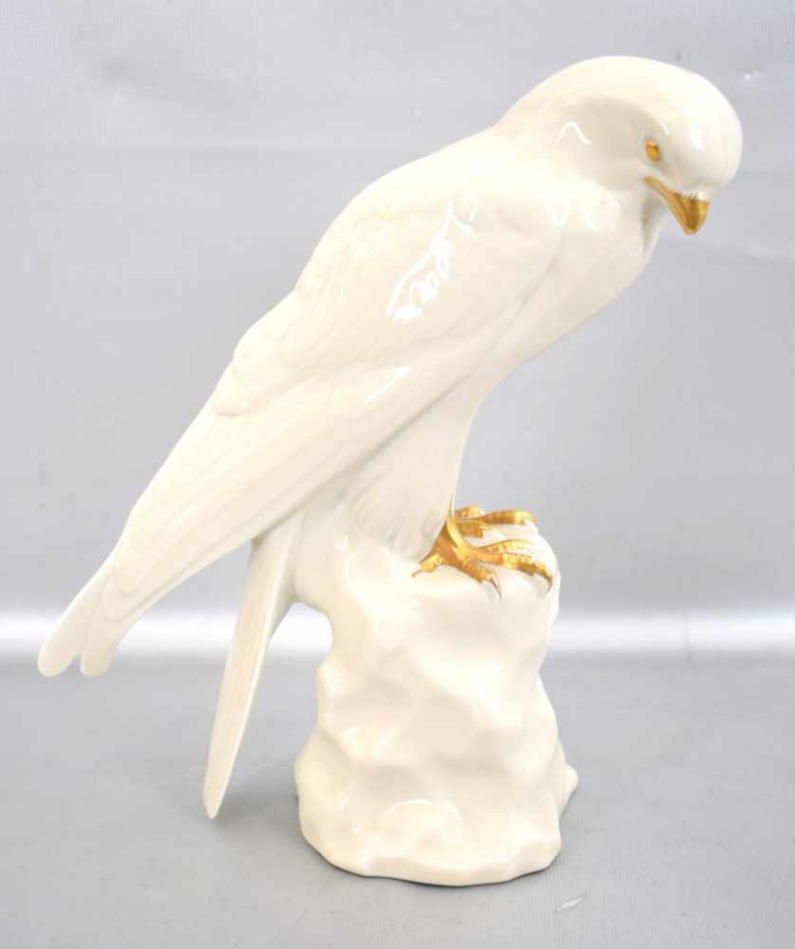 Greifvogel auf Steinsockel sitzend, weiß glasiert, gold verziert, H 26 cm, FM Krautheim, 50er/60er