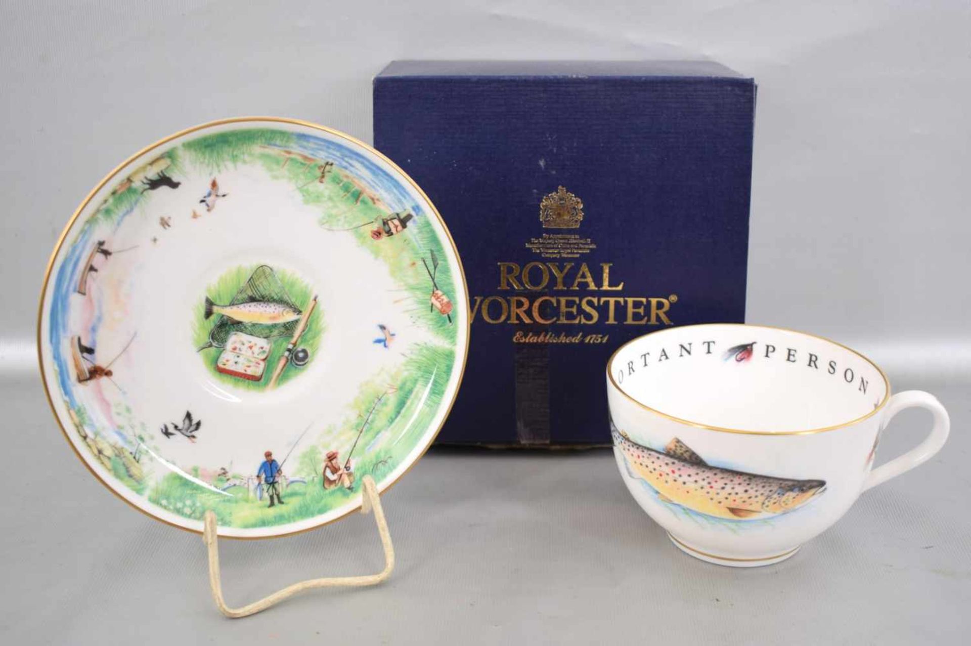 Tasse mit Untertasse, mit Fischmotiven verziert, FM Royal Worcester