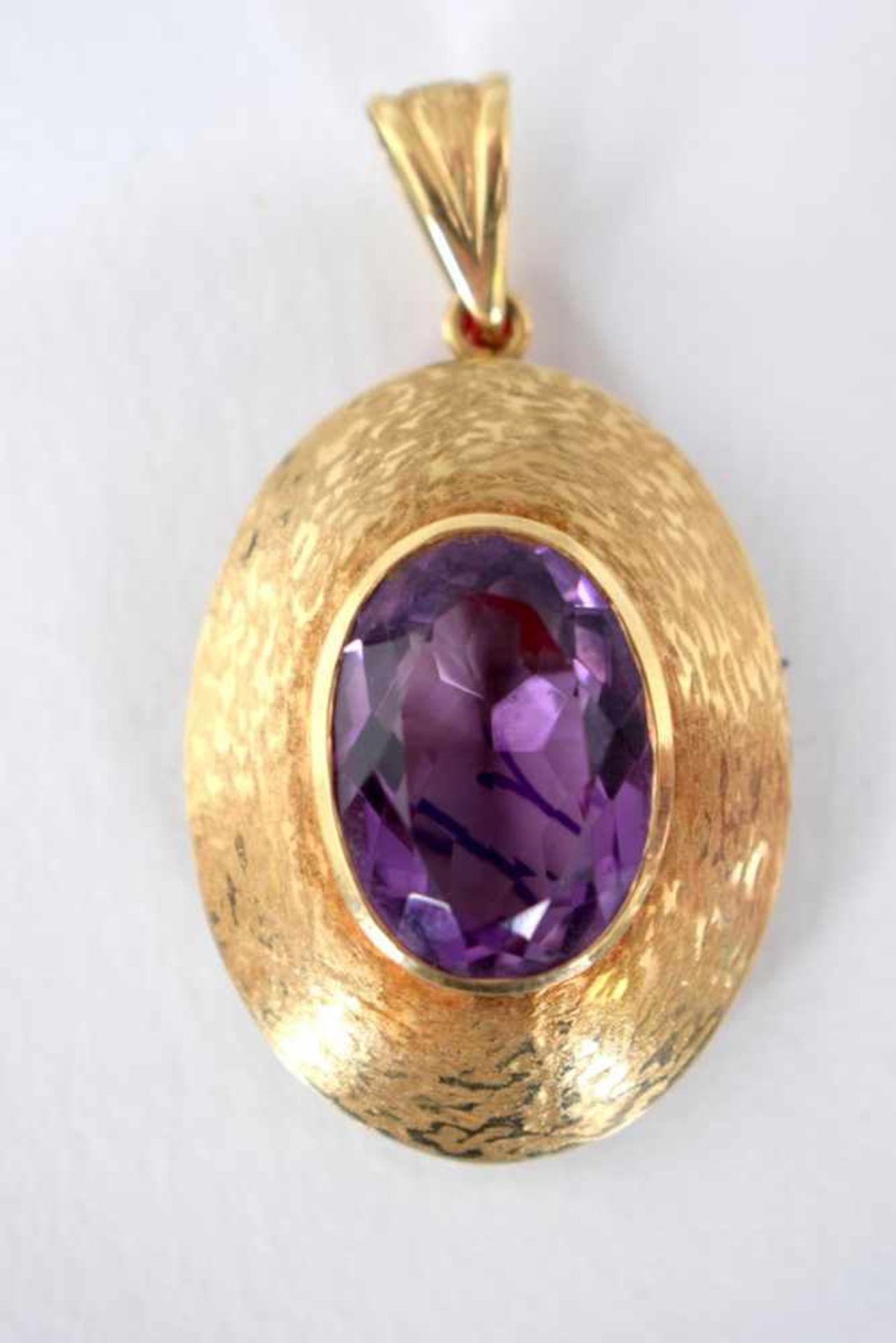 Anhänger 14 kt. Gelbgold, oval, mit Amethyst, Cabochon