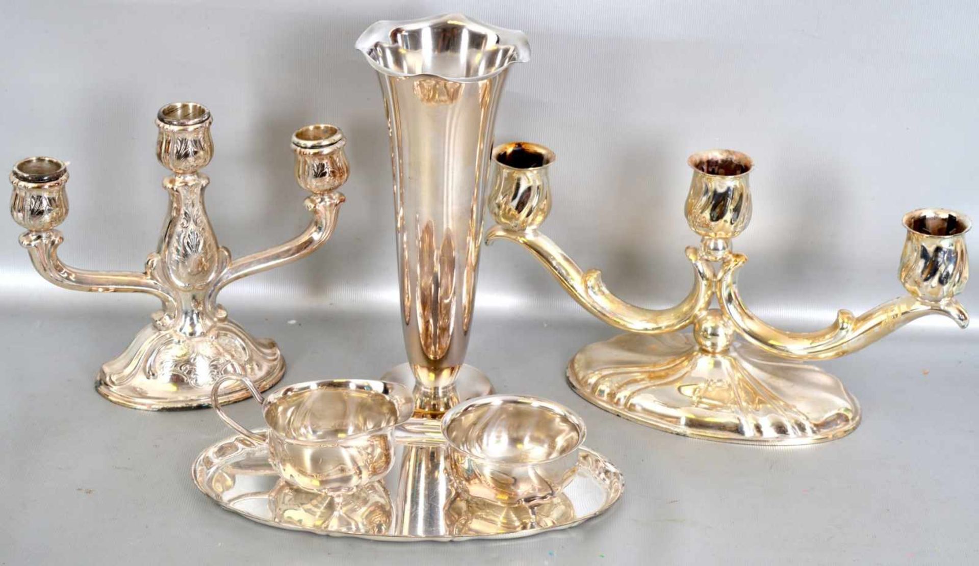 Konvolut vier Platedteile zwei Kerzenleuchter, 3-lichtig, Vase und Tablett, verschiedene