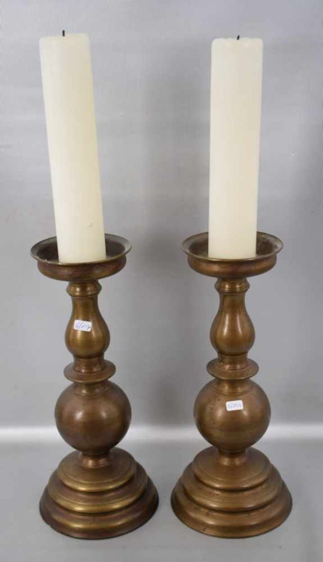 Zwei Tischkerzenleuchter 1-lichtig, Bronze, runder Fuß und Schaft, H 36 cm