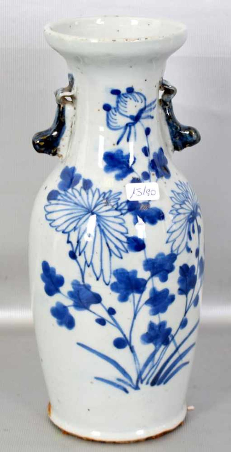 Vase Porzellan, Wandung mit blauer Blumenbemalung, zwei verzierte Griffe, H 23 cm, 19. Jh.