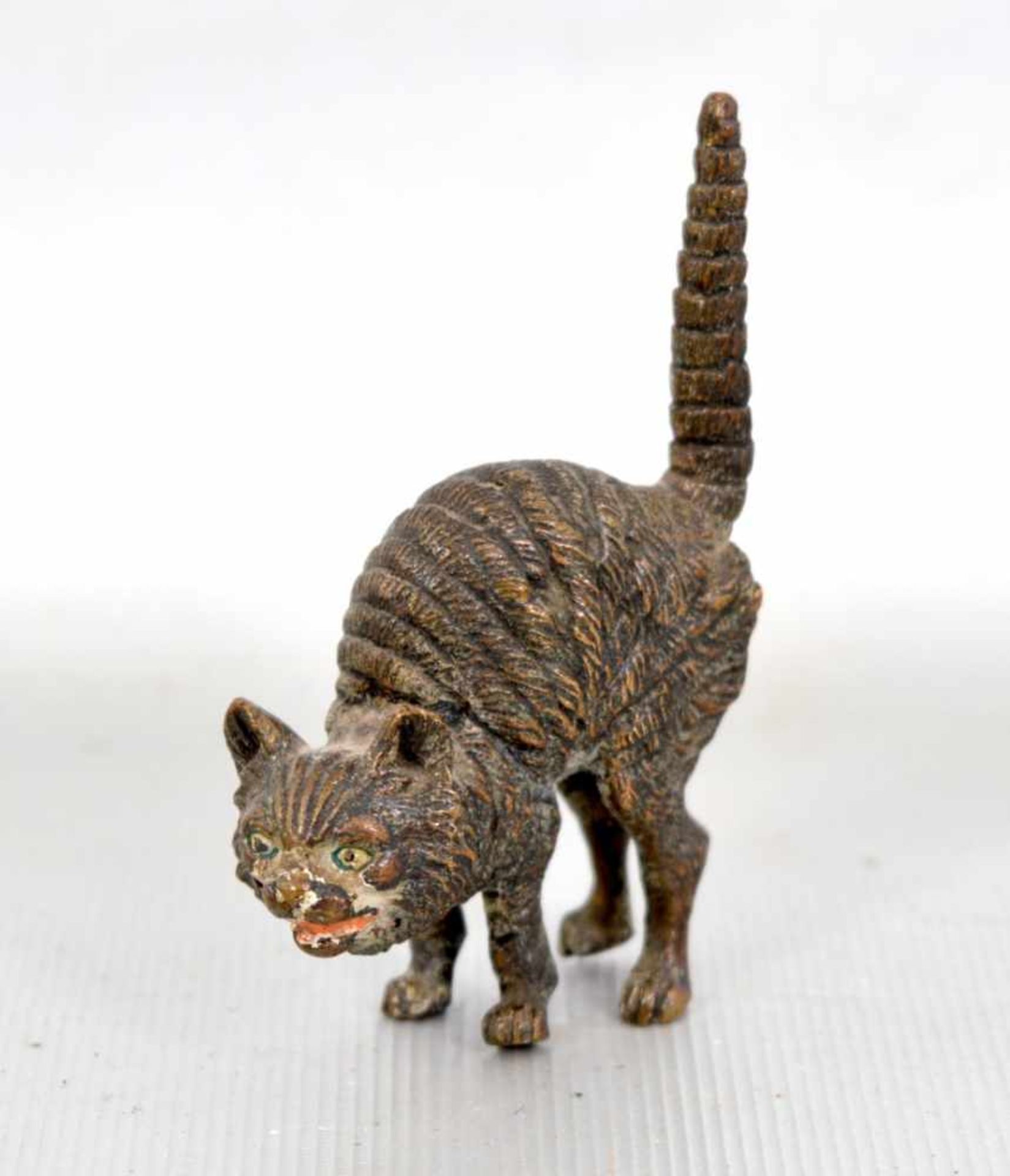 Kleine fauchende Katze Bronze, bunt bemalt, H 6 cm, L 4 cm, Wiener Bronze, 19. Jh.