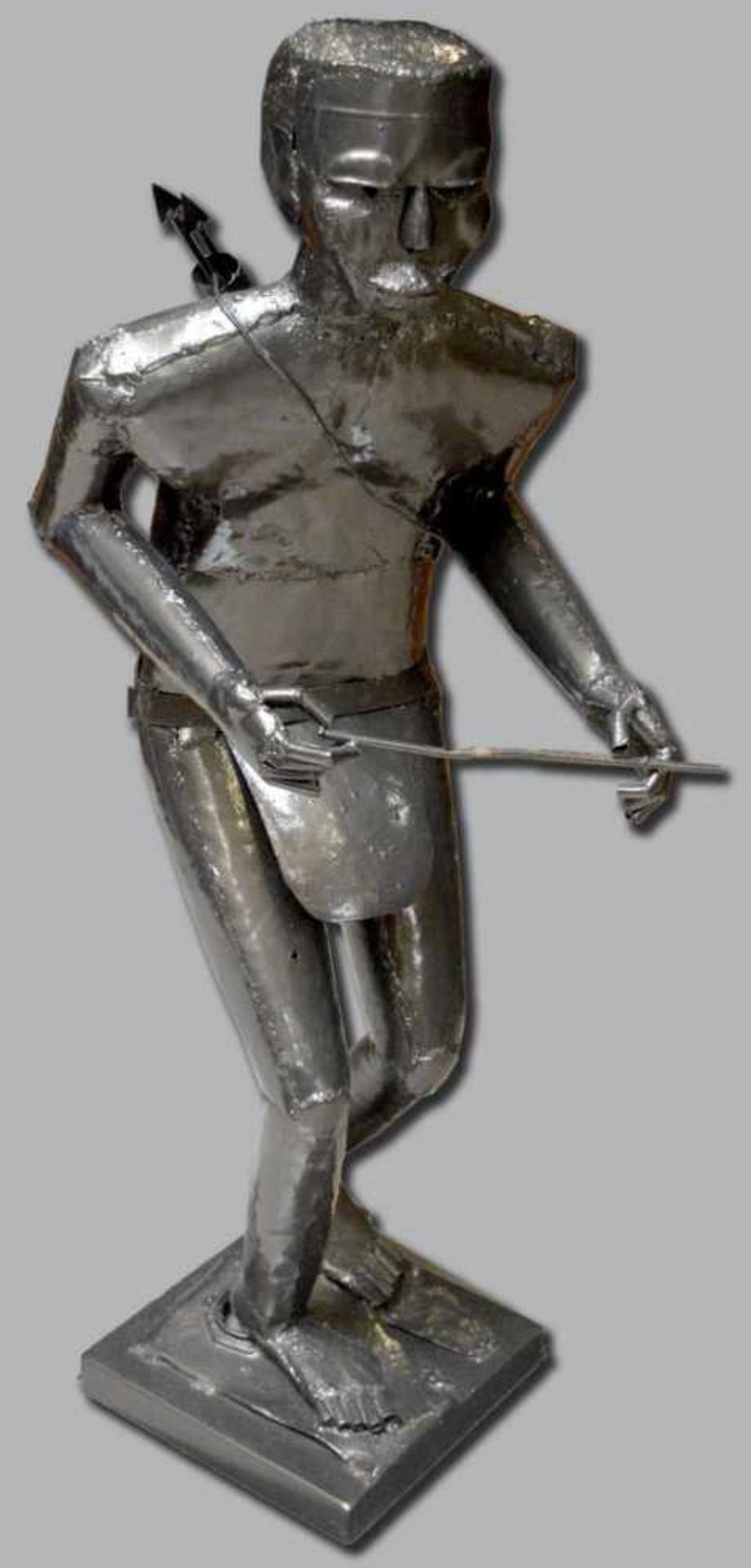 Afrikanische Skulptur Eisen, geschmiedet bzw. geschweißt, auf quadratischem Sockel stehend, mit