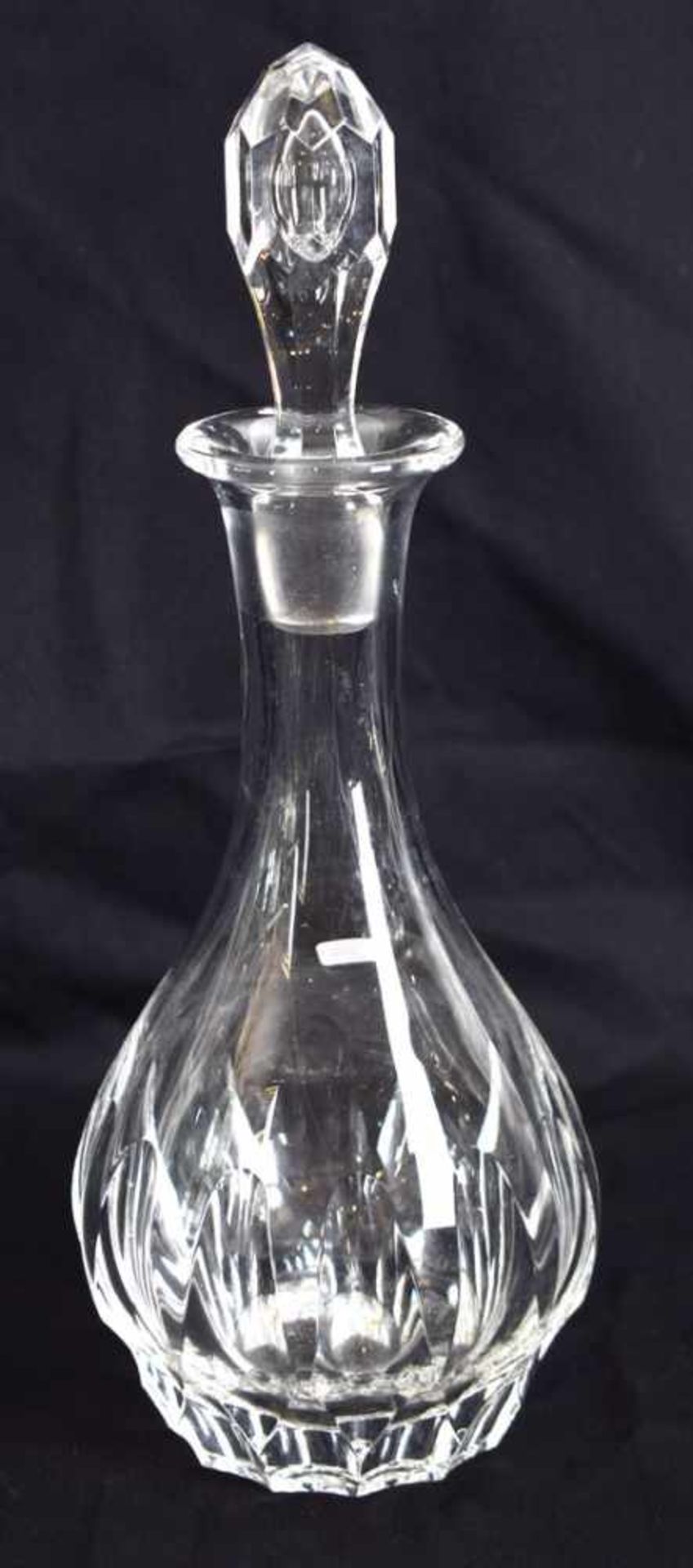 Karaffe farbl. Glas, geschliffen, leicht gebaucht, H mit Stöpsel 33 cm