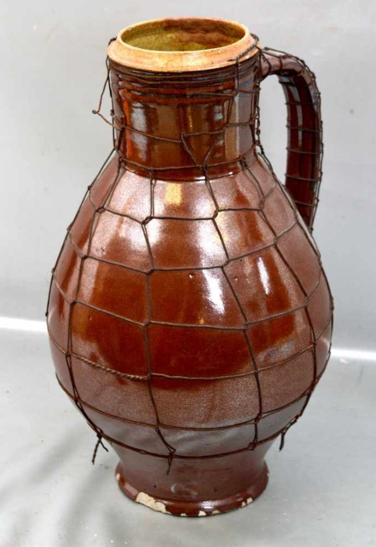 Großer Wasserkrug braun glasiert, gebaucht, am Fuß besch., mit Draht umwickelt, H 36 cm, um 1800