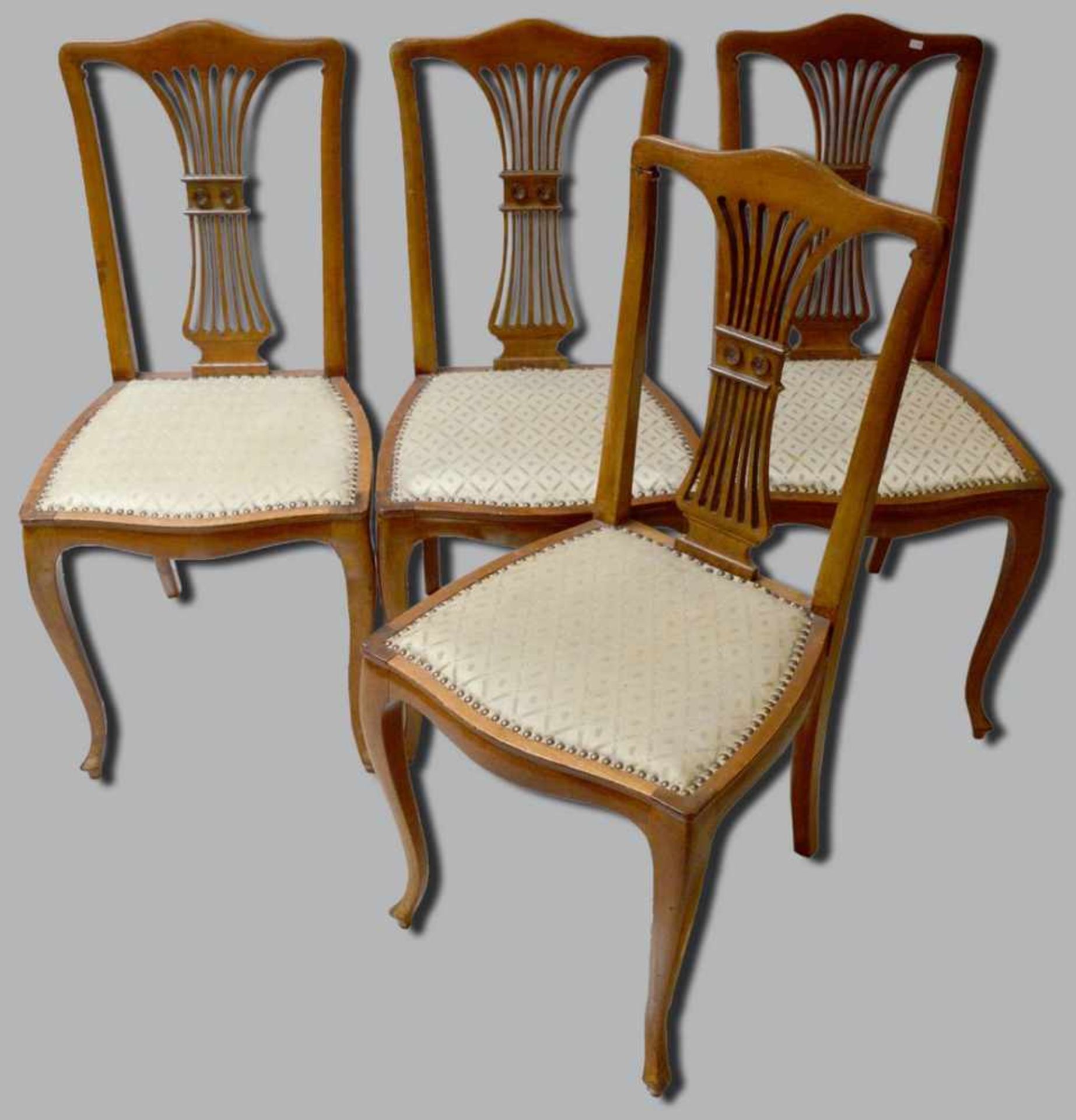 Vier Louis-Philippe-Stühle Hartholz, vier geschwungene Beine, lyraförmig verzierter Rücken, Sitz