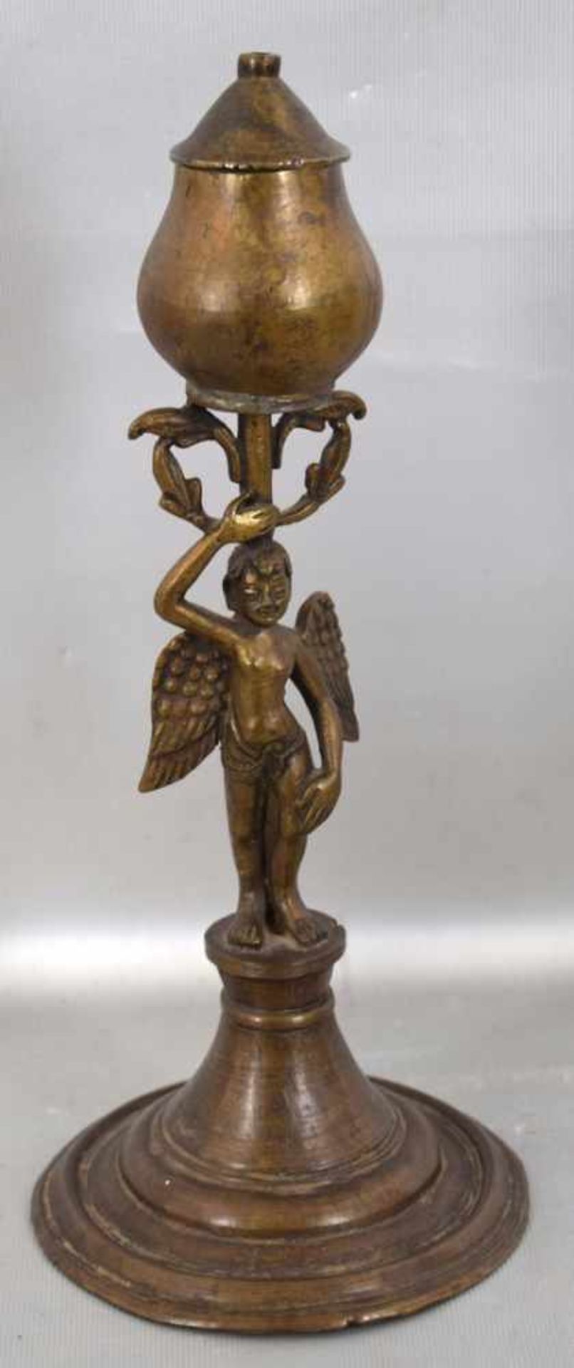 Petroleumlampe Bronze, runder Fuß, Schaft mit figürlicher Darstellung eines Engels, H 29 cm, 18.