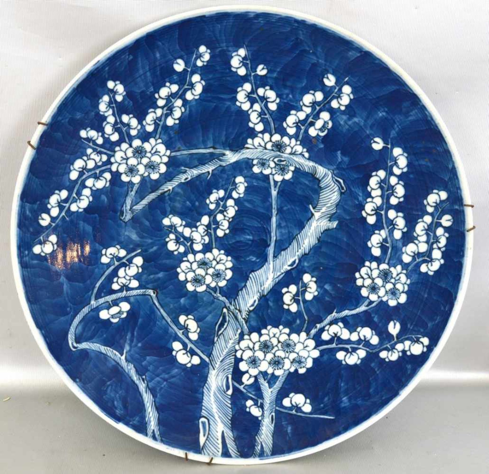 Großer Teller Porzellan, Rand und Spiegel mit Blütenranken verziert, blau bemalt, Dm 37 cm, 19. Jh.
