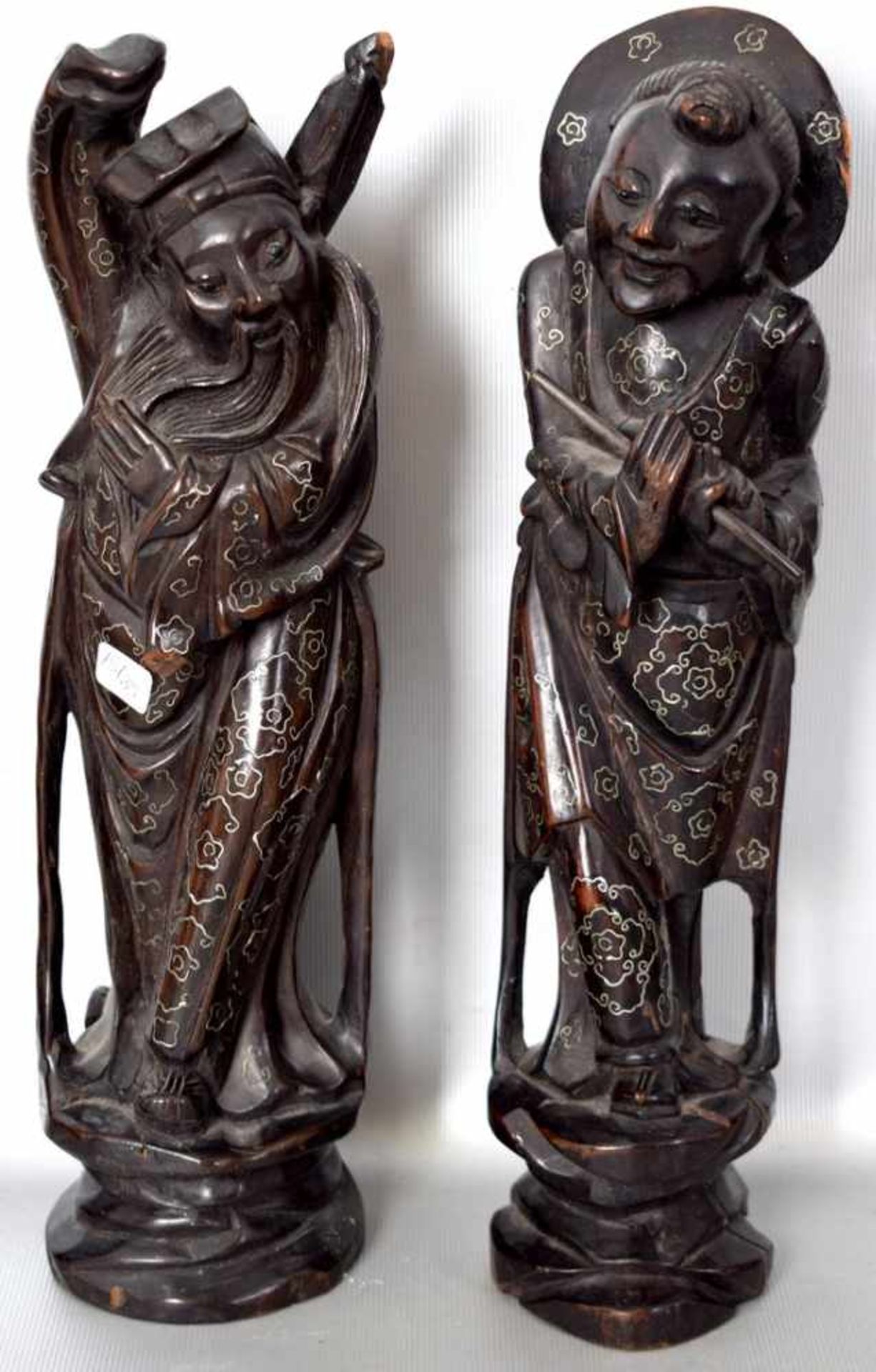Zwei asiatische Skulpturen Hartholz, geschnitzt, auf Sockel stehend, Mönch bzw. Flötenspieler, mit