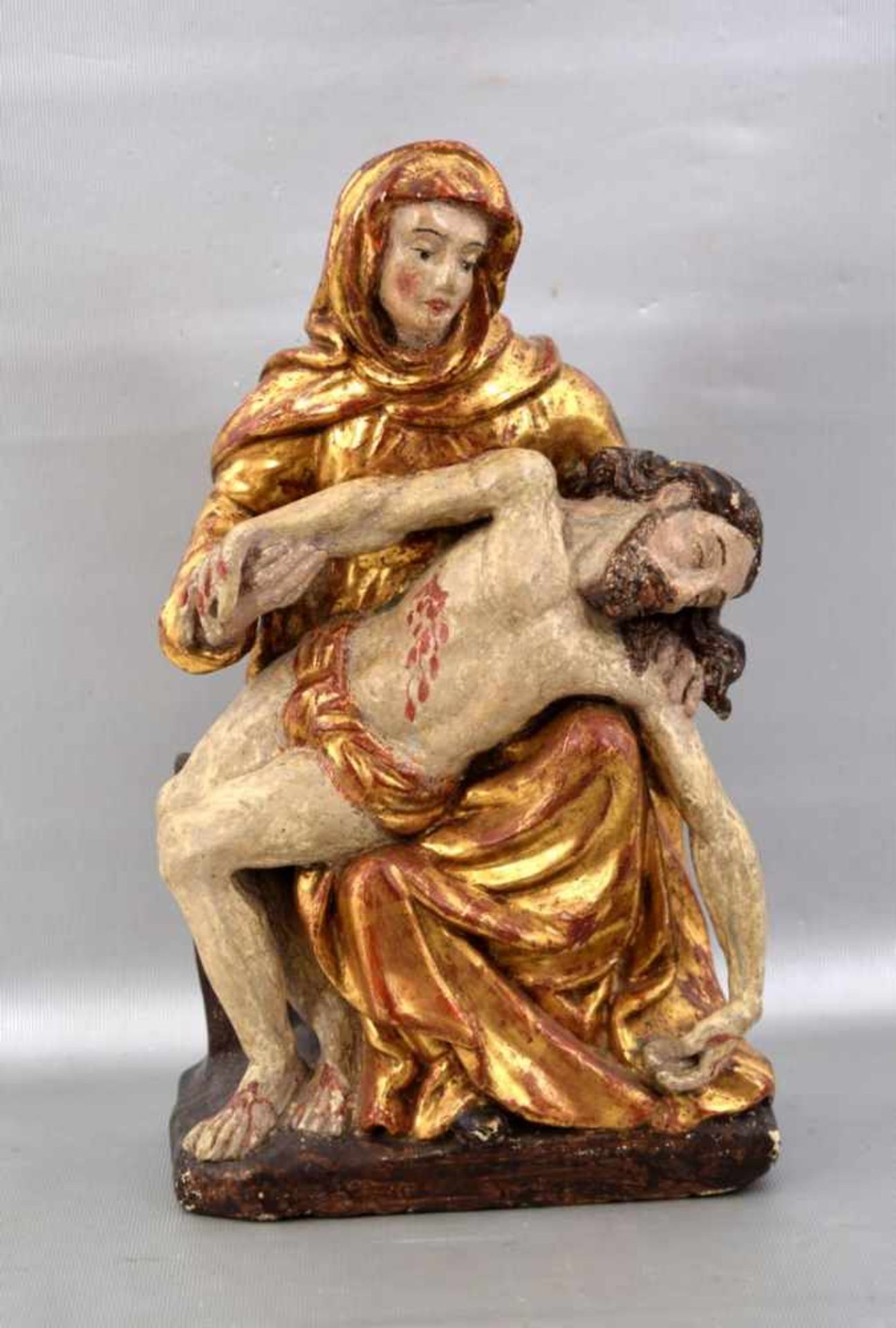 Pieta Hartholz, geschnitzt, auf Sockel sitzende Maria mit dem Leichnam Christi, polychrome