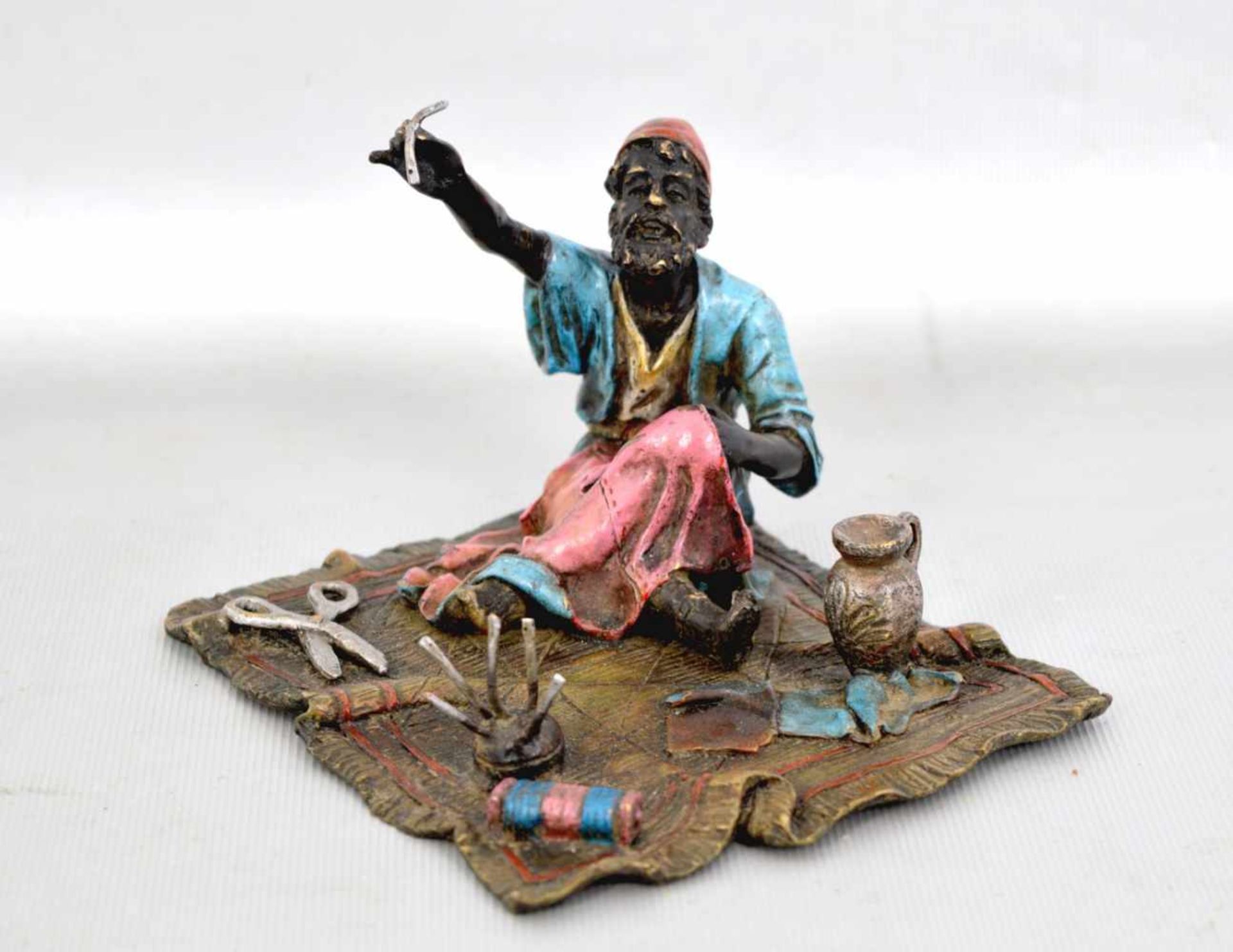 Arabischer Schneider Bronze, nähender Araber auf Teppich sitzend, mit großer Schere und div.