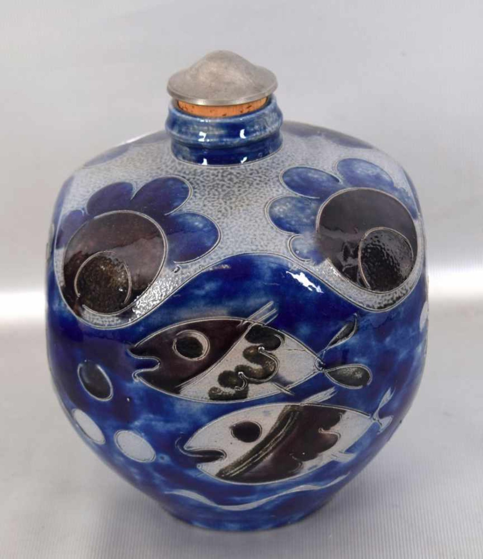 Schnapsflasche grau glasiert, Wandung mit Tiermotiven geritzt, blau und braun bemalt,