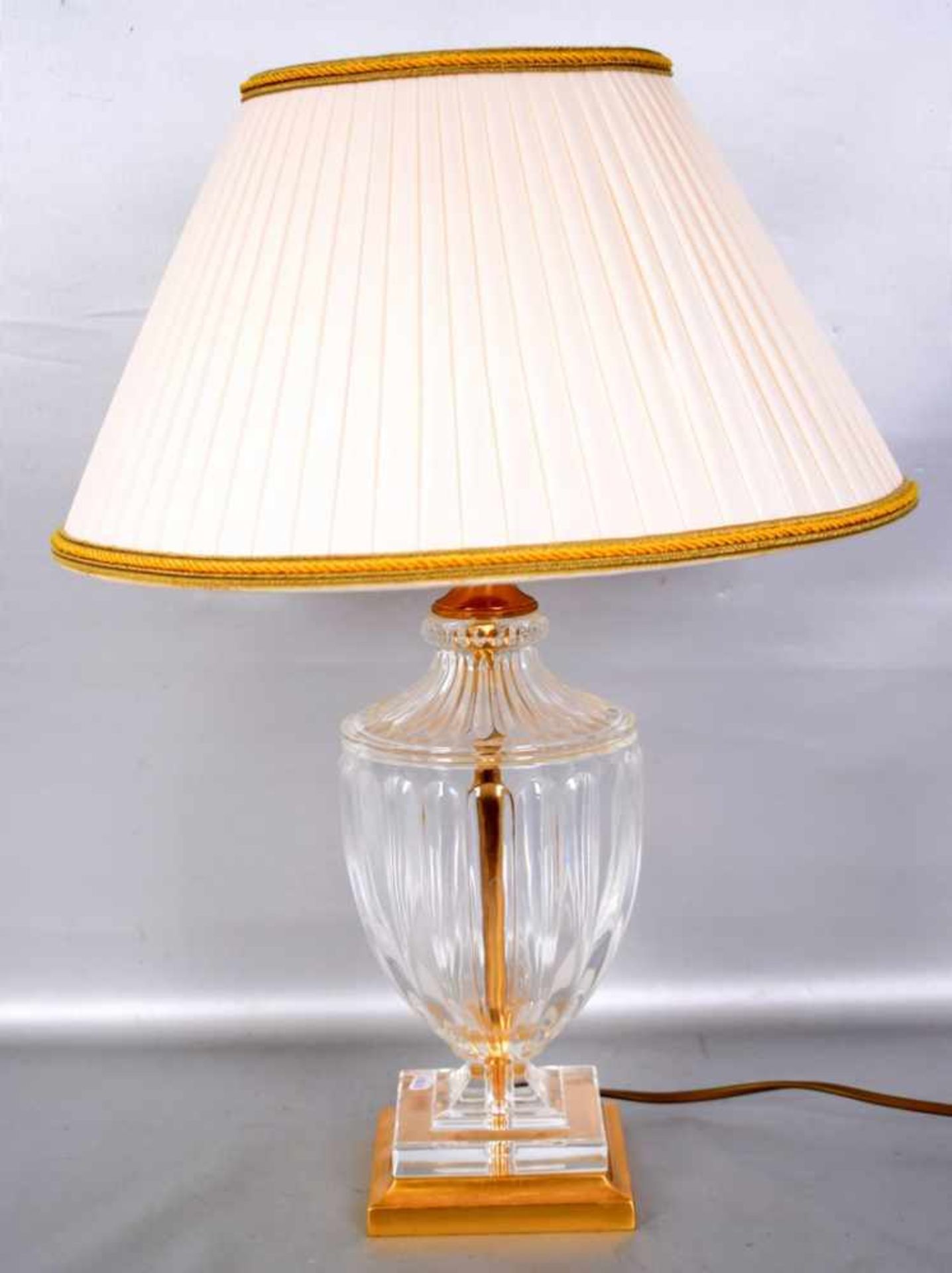 Tischlampe 1-lichtig, Metallfuß, farbl. Glasschaft, Stoffschirm, H 47 cm