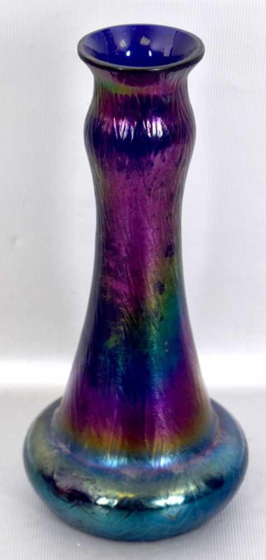 Jugendstil-Vase farbl. Glas, bunt changierend, runder Fuß, nach oben verjüngend, H 20 cm, wohl FM