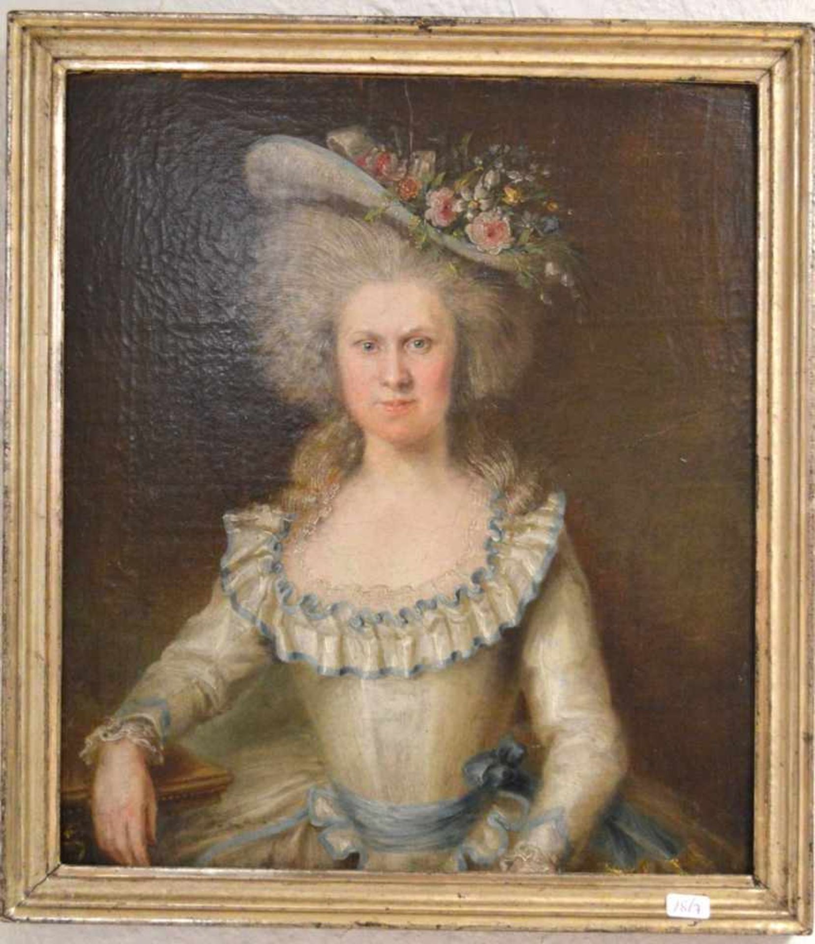 Unbekannter Maler 18. Jh., Halbportrait einer adligen Dame im weiß/blauen Kleid und großem Hut mit